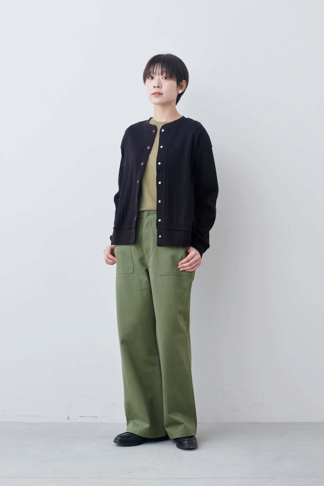 THREE FIFTY STANDARD|シアーなカットソートップスの会とベーシックなベイカーパンツ〈カーキグリーン〉のコーディネート