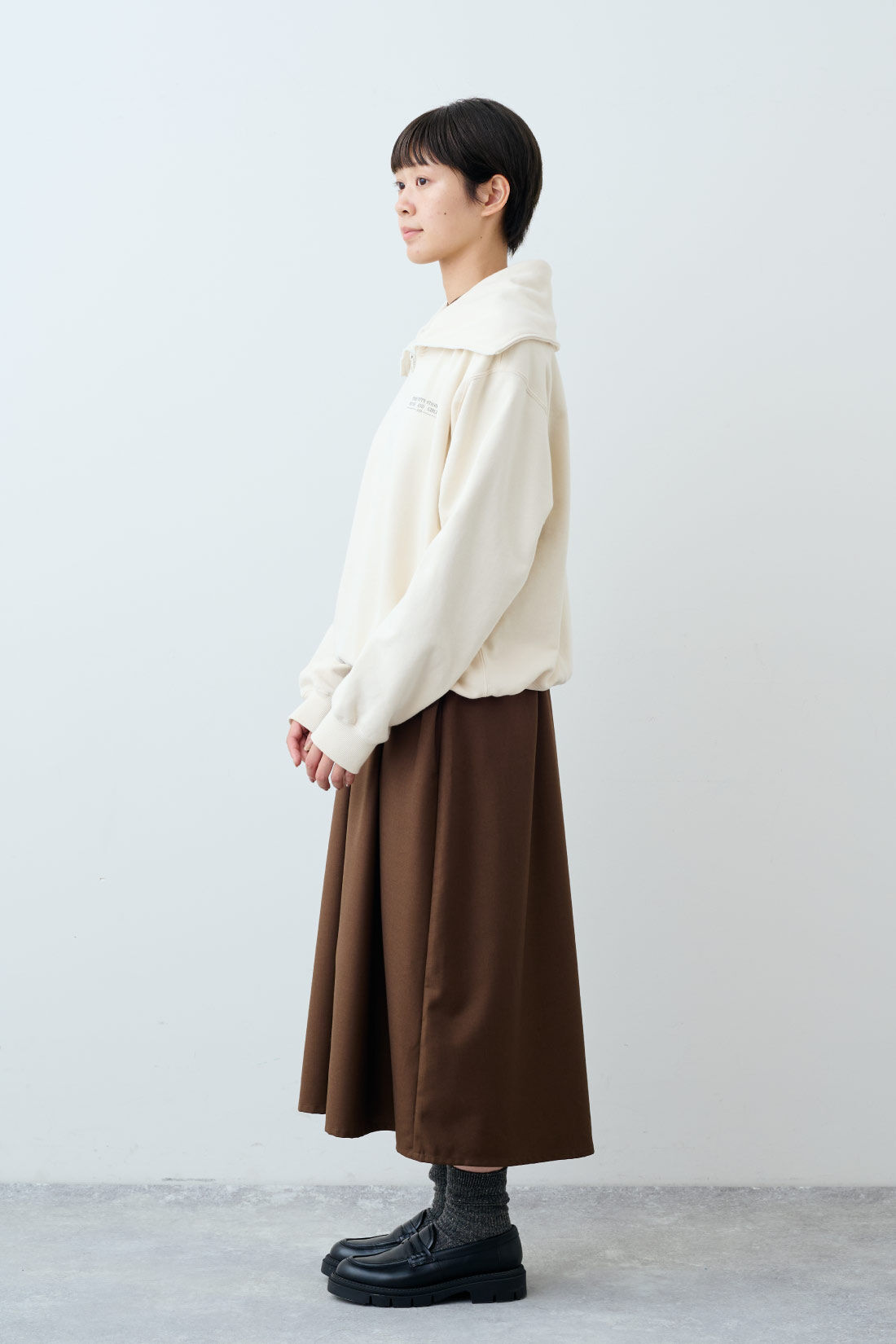 THREE FIFTY STANDARD［スリーフィフティースタンダード］|フレアーシルエットの比翼ワンピース〈マロンブラウン〉のコーディネート|モデル身長：163cm 着用サイズ：M