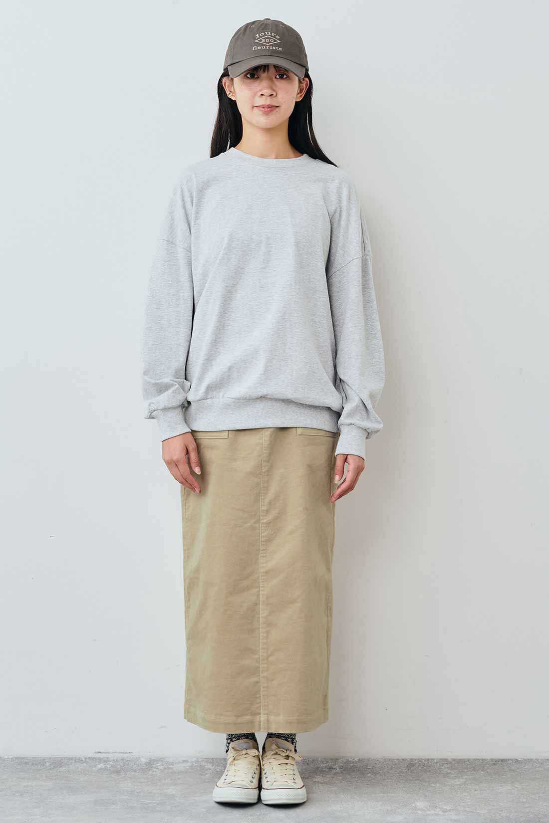 THREE FIFTY STANDARD|綿100％ トレーナーみたいなTシャツ〈杢グレー〉と別珍 Iラインスカート〈ベージュ〉とシックなジャカードソックスセットのコーディネート