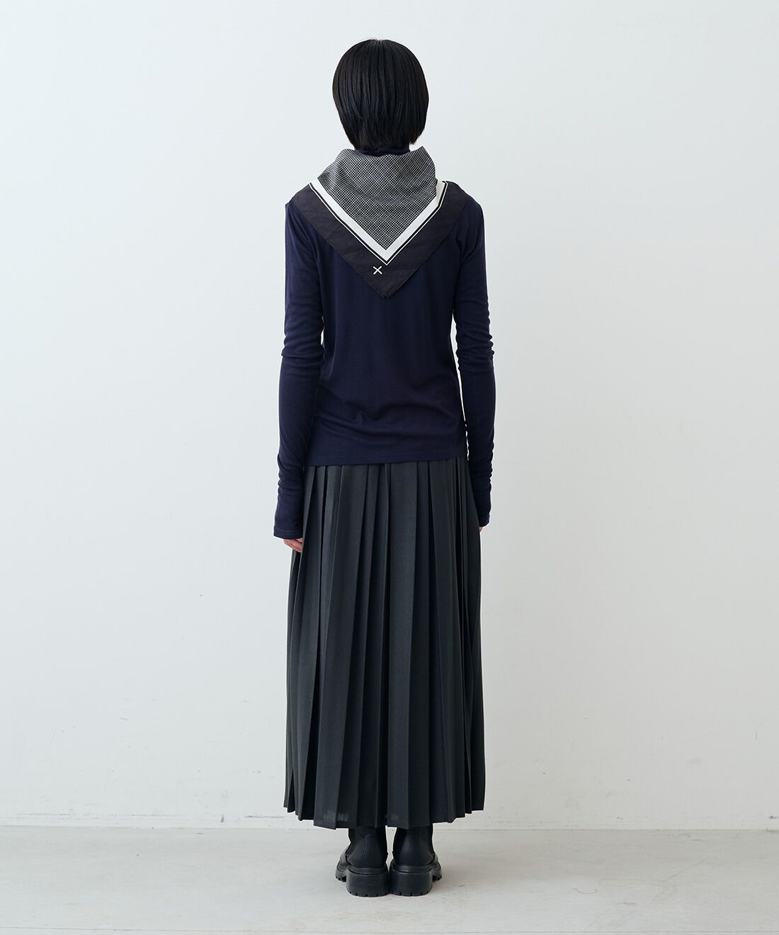 THREE FIFTY STANDARD|シルク混タートル　ＴＦＳとカットソーのプリーツスカートＧＹ　ＴＦＳのコーディネート|モデル身長：163cm 着用サイズ：M