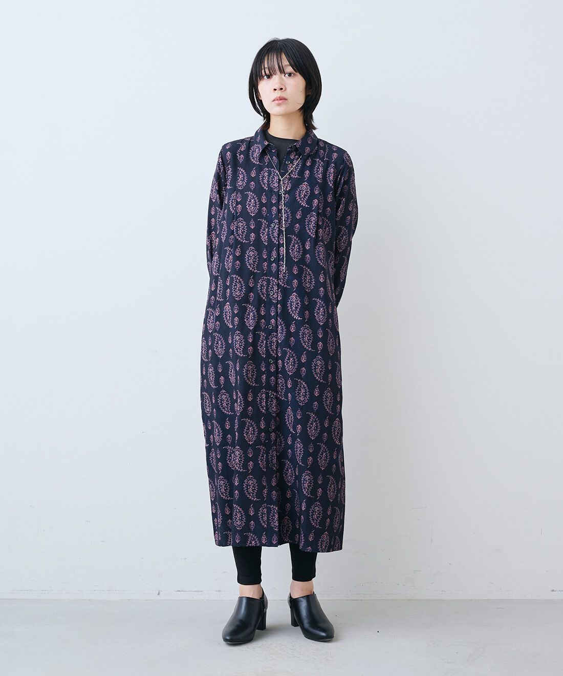 THREE FIFTY STANDARD［スリーフィフティースタンダード］|さらっとした肌触りのウール混Tシャツとやさしい肌ざわりシルク混 レギンスとレザーのワイド ボストンバッグ〈ブラック〉のコーディネート