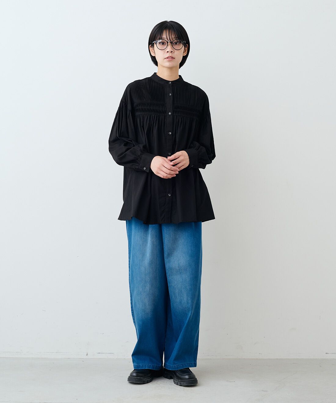 THREE FIFTY STANDARD|ピンタックのオーバーブラウスＢＫ　ＴＦＳとラップデニムワイドパンツＴＦＳのコーディネート|モデル身長：163cm 着用サイズ：M