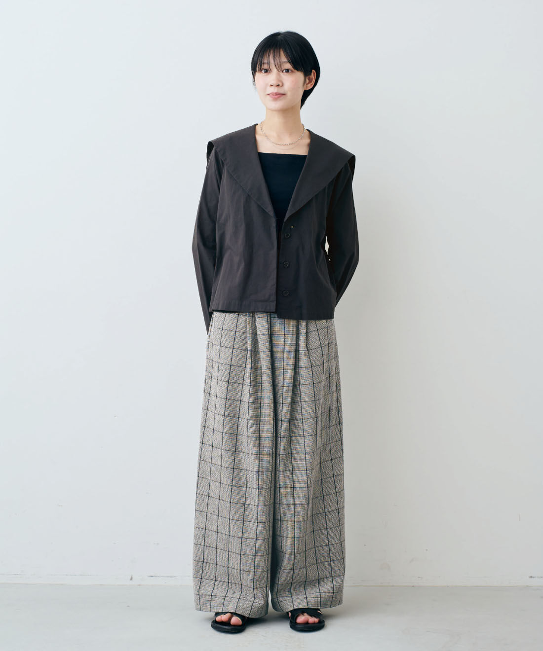 THREE FIFTY STANDARD［スリーフィフティースタンダード］|小谷 実由さんコラボ 綿100％ 国産生地 セーラーシャツカーデジャケット 〈ブラック〉と綿混 ベア天じく ブラキャミソールと綿100％ モノトーンチェック ワイドパンツのコーディネート