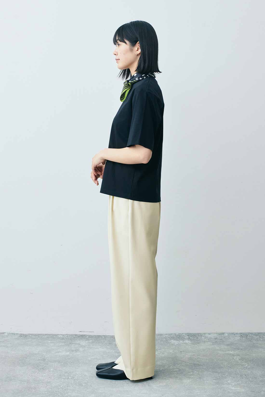 THREE FIFTY STANDARD|シルケット加工Ｔシャツ　ＴＦＳとドット柄のシルクスカーフＢＫ　ＴＦＳのコーディネート|モデル身長：163cm 着用サイズ：M