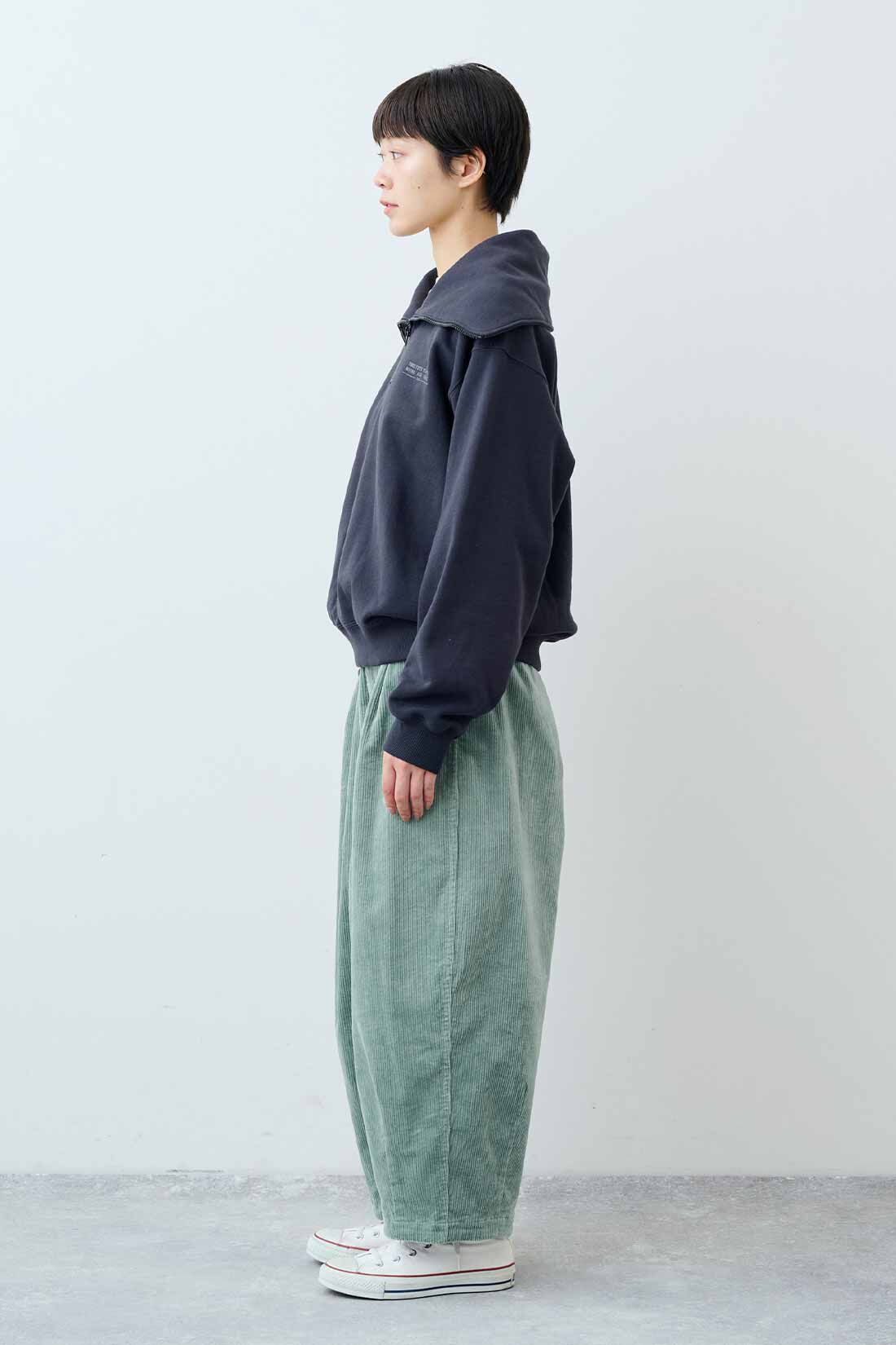 THREE FIFTY STANDARD［スリーフィフティースタンダード］|フライス編みのストレッチラグランスリーブTシャツの会のコーディネート|モデル身長：163cm 着用サイズ：M