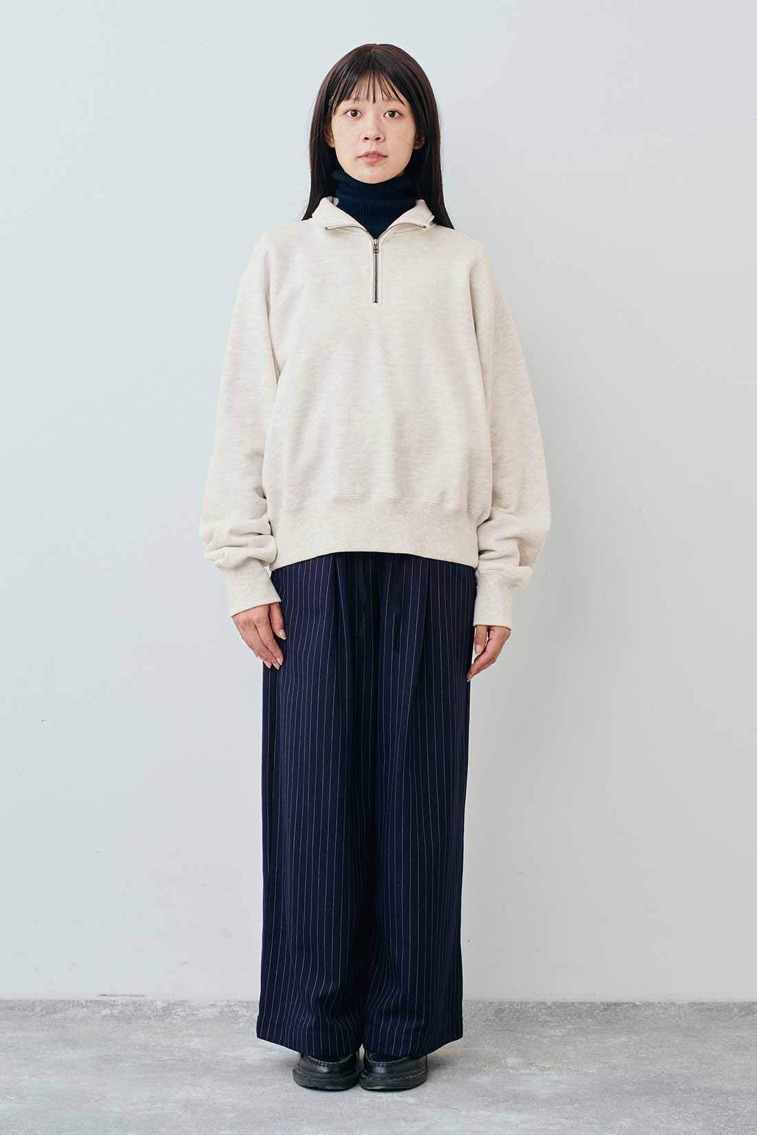 THREE FIFTY STANDARD|小谷実由さんコラボ ハーフジップスウェット〈オートミール〉とコットン100％のリブタートルのコーディネート