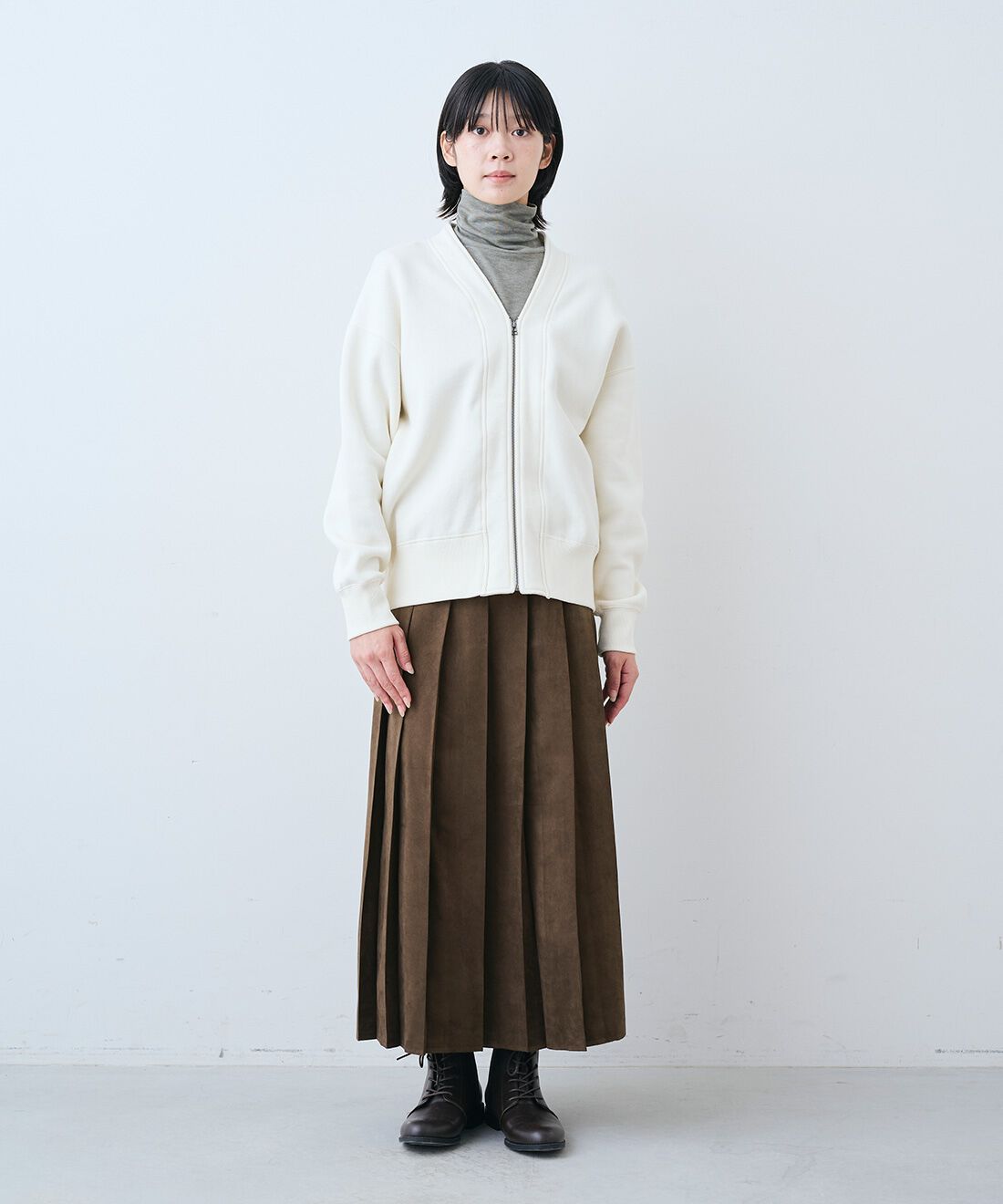 THREE FIFTY STANDARD［スリーフィフティースタンダード］|裏起毛のジップアップ ジャケット〈アイボリー〉とやさしい肌ざわりシルク混 カットソー タートルのコーディネート