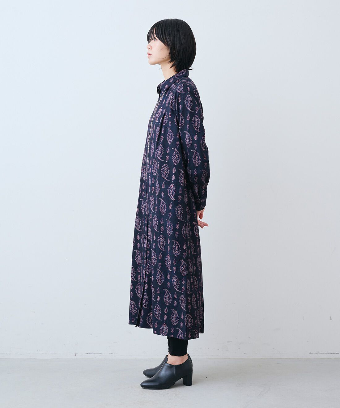 THREE FIFTY STANDARD［スリーフィフティースタンダード］|さらっとした肌触りのウール混Tシャツとやさしい肌ざわりシルク混 レギンスとレザーのワイド ボストンバッグ〈ブラック〉のコーディネート