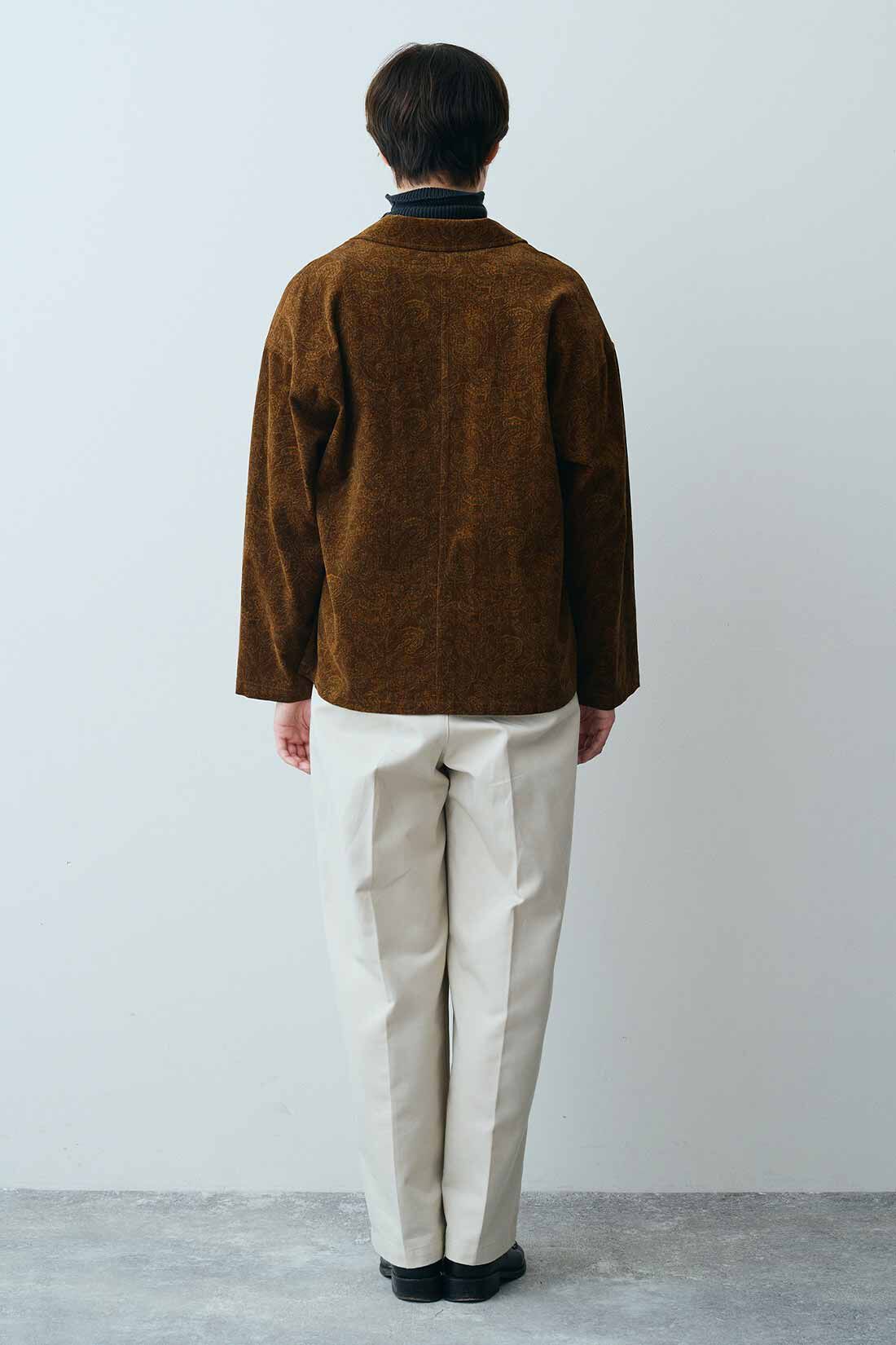 THREE FIFTY STANDARD［スリーフィフティースタンダード］|コットン１００％リブタートルＴＦＳとスタンダードなチノパンツライトベージュ　ＴＦＳのコーディネート