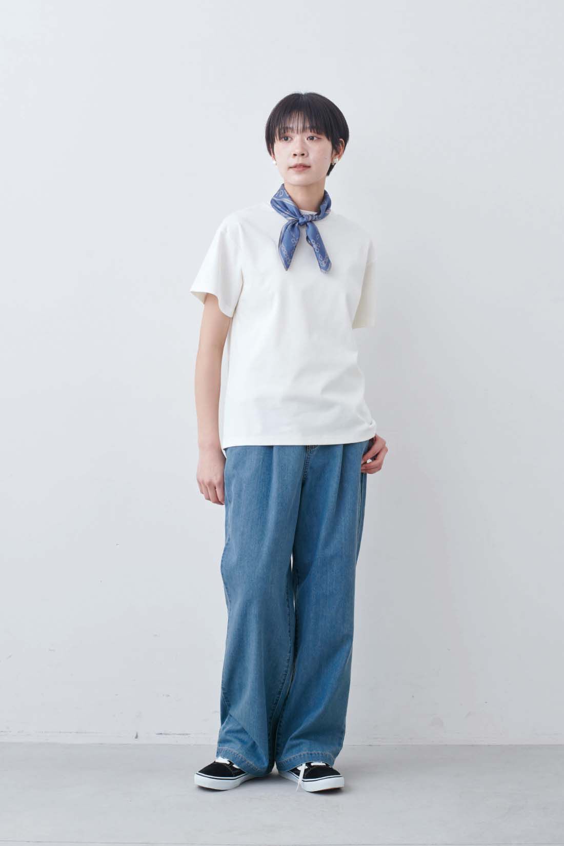 THREE FIFTY STANDARD|シルキーな肌ざわりのベーシックなTシャツの会とライトデニムのタックワイドパンツとガラスパールのイヤアクセサリーのコーディネート