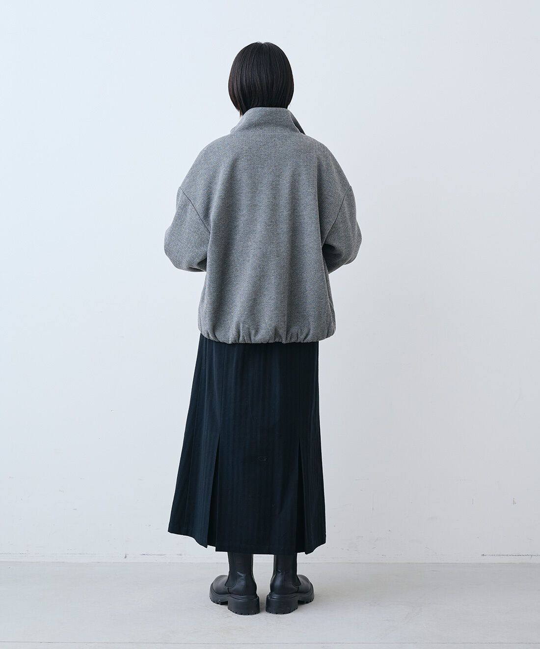 THREE FIFTY STANDARD［スリーフィフティースタンダード］|ヘリンボーン柄のブルゾン〈グレー〉と日本製リサイクル素材ニットセーター〈ブラック〉のコーディネート