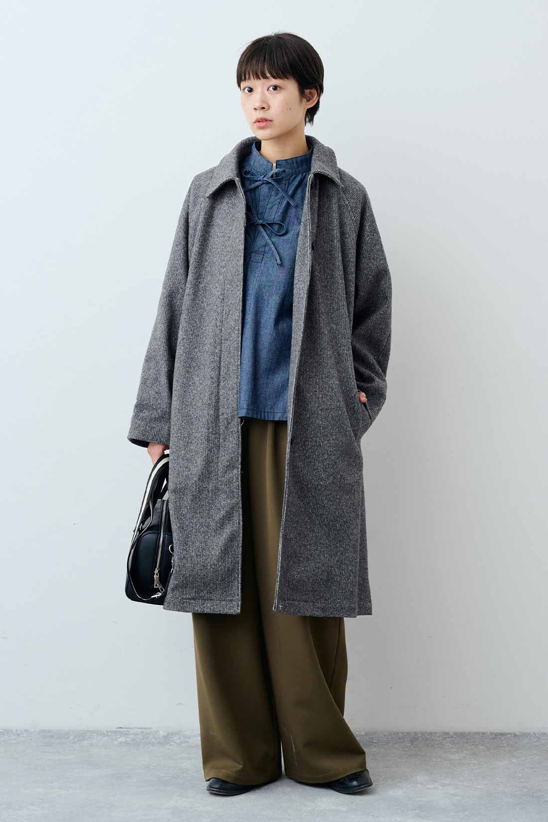 THREE FIFTY STANDARD|リボンデザインのデニムプルオーバーとフライス編みのストレッチラグランスリーブTシャツの会とゆるっとワイドパンツ〈カーキ〉のコーディネート|モデル身長：163cm 着用サイズ：M