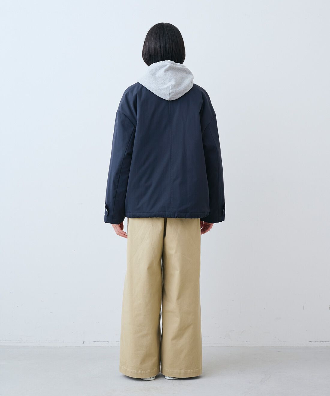 THREE FIFTY STANDARD［スリーフィフティースタンダード］|裏サーモライトキルトのブルゾン〈ネイビー〉とさらっとした肌触りのウール混Tシャツとすっきりノータックのチノパンツ〈ベージュ〉のコーディネート