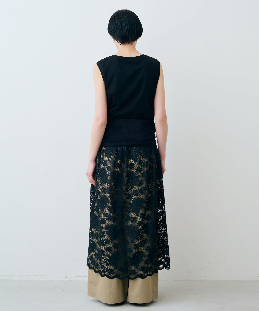 THREE FIFTY STANDARD［スリーフィフティースタンダード］|綿100％ 上品 接触冷感素材 ワイドパンツ 〈カーキベージュ〉とペチコート付き レース ギャザースカート 〈ブラック〉のコーディネート