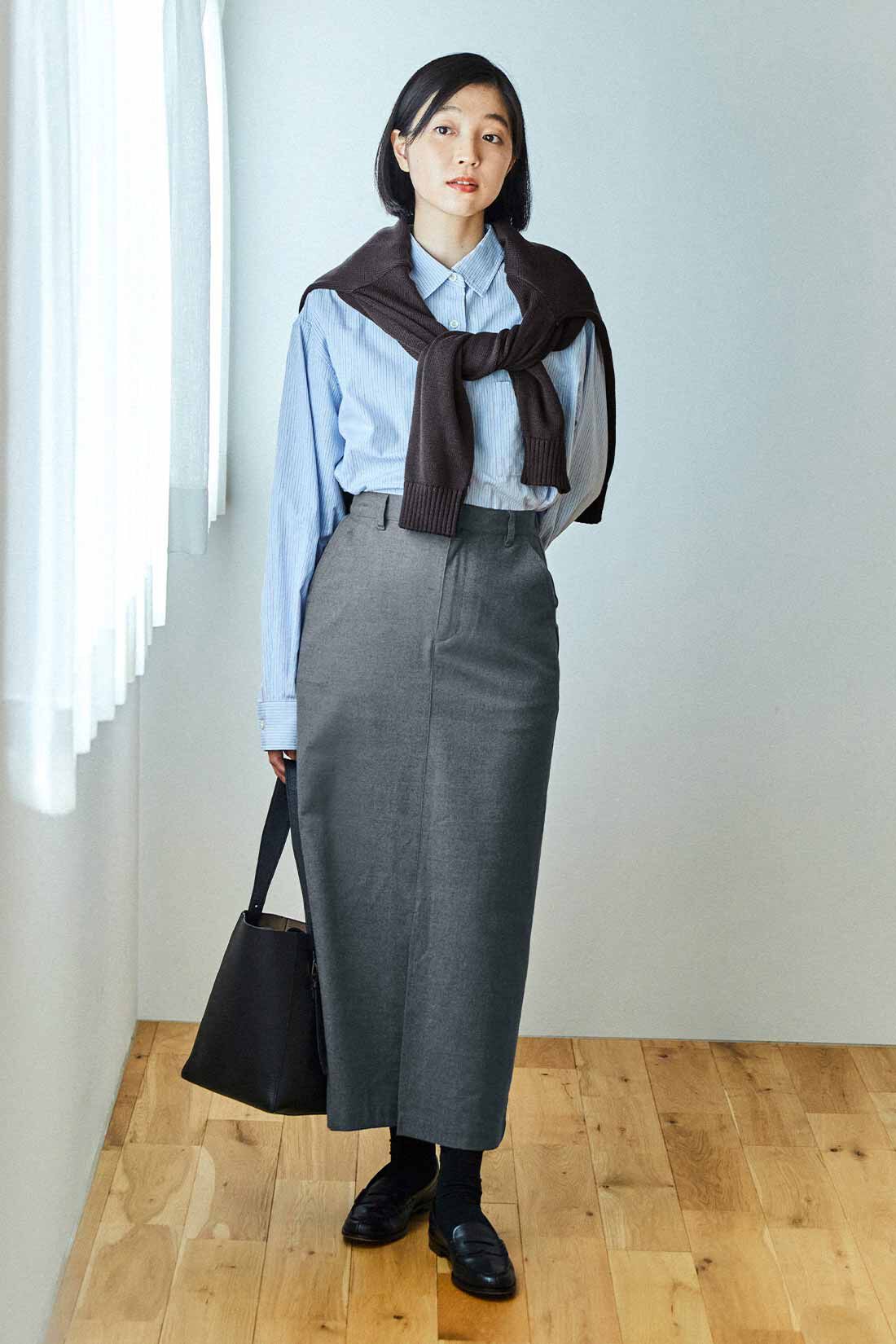 THREE FIFTY STANDARD|フロントスリットのタイトスカート〈杢グレー〉とふんわり無撚糸のコットンセーター〈ダークブラウン〉のコーディネート