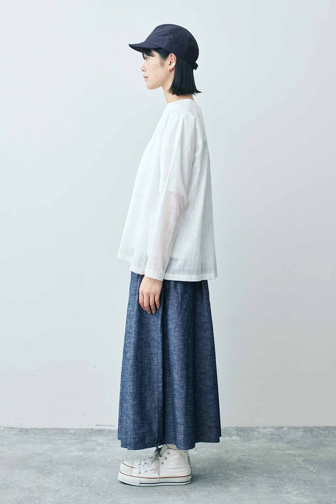 THREE FIFTY STANDARD|金子さんコットンカーディガンＷＨ　ＴＦＳとインディゴブルーのギャザースカート　ＴＦＳと金子さんコンパクトキャップＧＹ　ＴＦＳのコーディネート|モデル身長：163cm 着用サイズ：M