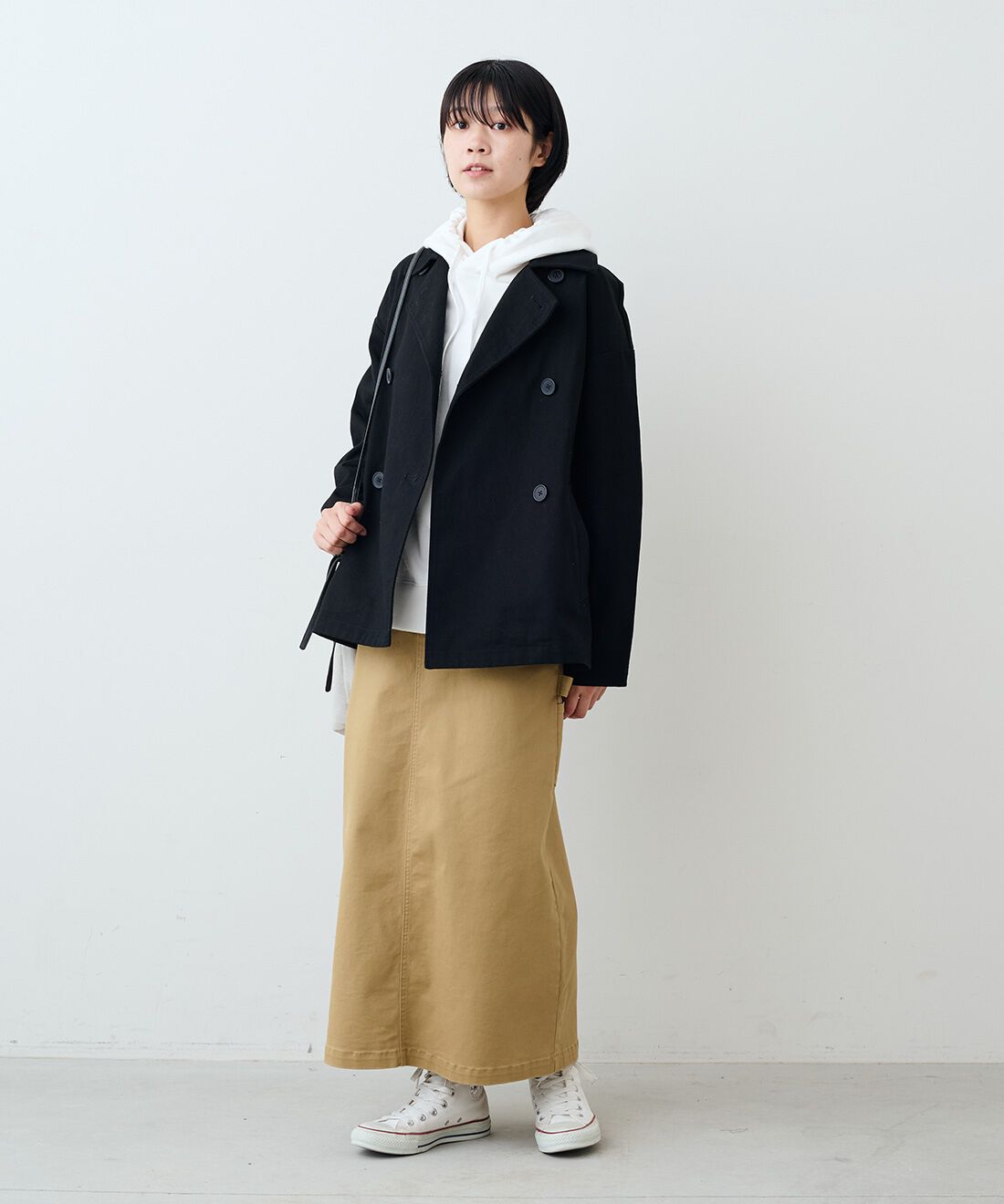 THREE FIFTY STANDARD|コットンツイルのダブルコートＢＫ　ＴＦＳとカツラギペインタースカートＢＥ　ＴＦＳのコーディネート|モデル身長：163cm 着用サイズ：M