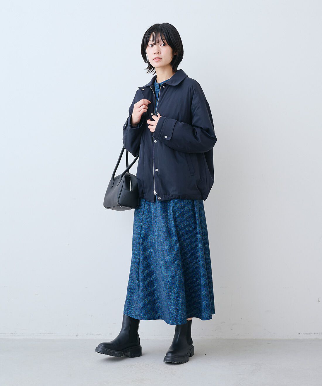 THREE FIFTY STANDARD［スリーフィフティースタンダード］|ミュルーズ モダン プリントワンピース〈ブルー〉とレザーのワイド ボストンバッグ〈ブラック〉のコーディネート