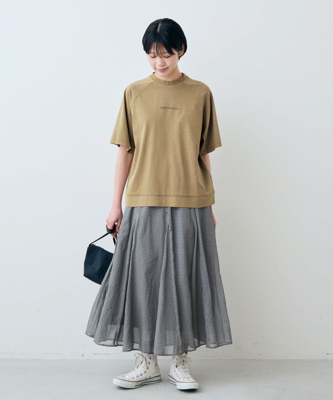 THREE FIFTY STANDARD［スリーフィフティースタンダード］|THREE FIFTY STANDARD　ピグメント加工のロゴプリントＴシャツの会|モデル身長：163cm　着用サイズ：M