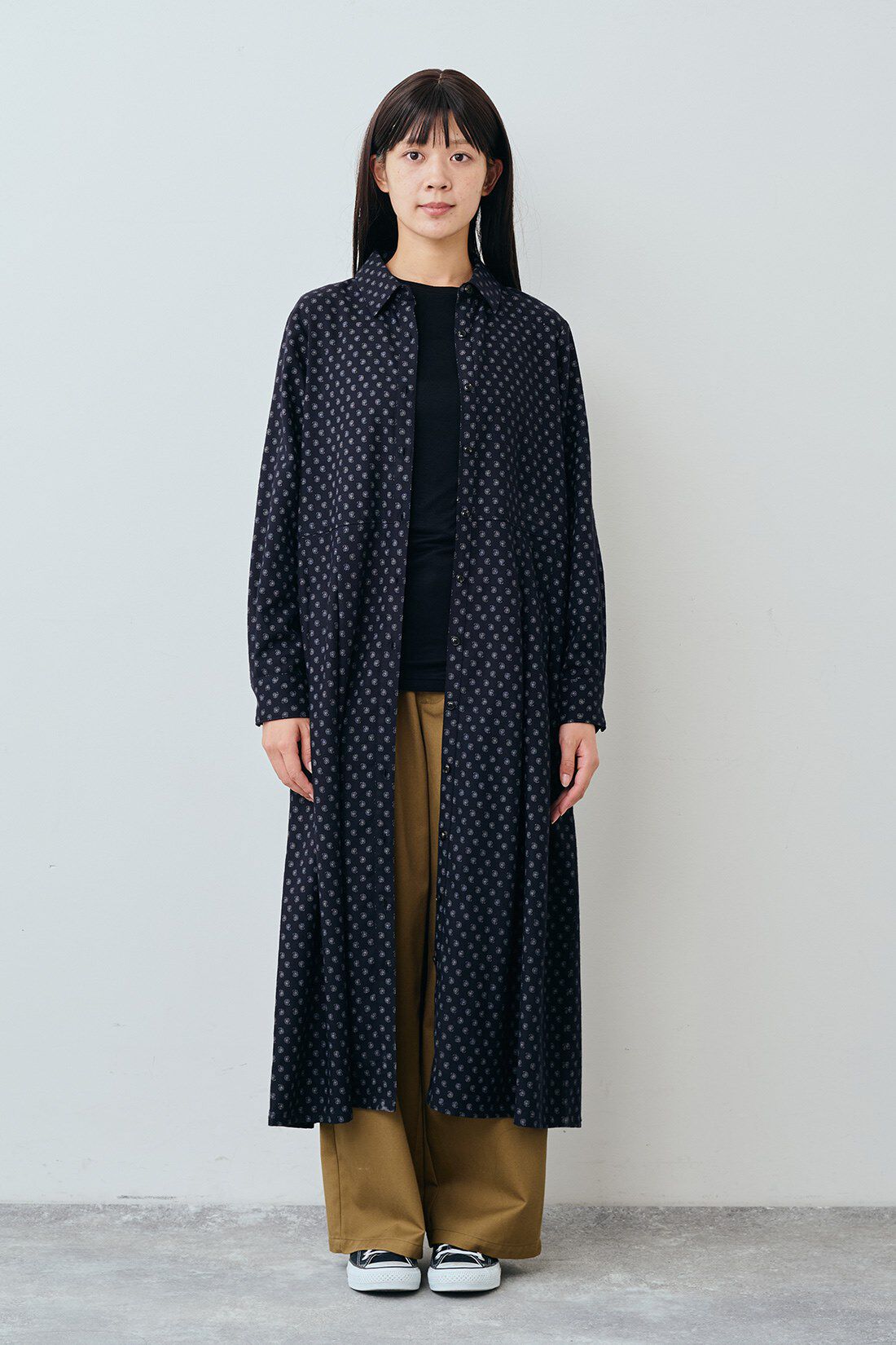 THREE FIFTY STANDARD|ペイズリー柄のシャツワンピース〈ブラック〉とカジュアルすぎないチノパンツ〈キャメル〉のコーディネート