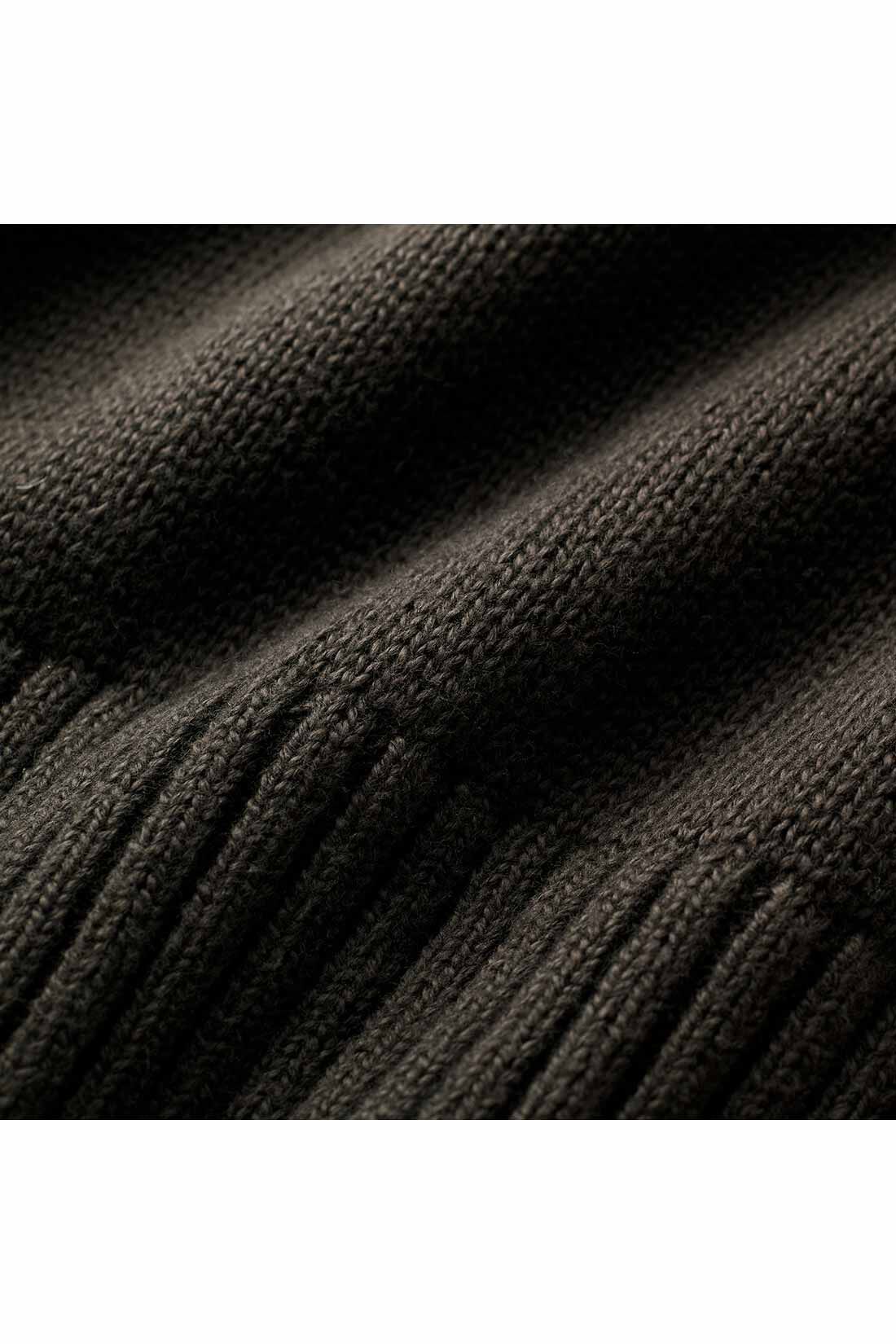 THREE FIFTY STANDARD［スリーフィフティースタンダード］|THREE FIFTY STANDARD　ふんわり無撚糸（むねんし）のコットンセーター〈ダークブラウン〉|綿本来のやわらかさを感じられる、無撚糸を使用。空気をたっぷり含んで、ふんわりとした肌ざわり。