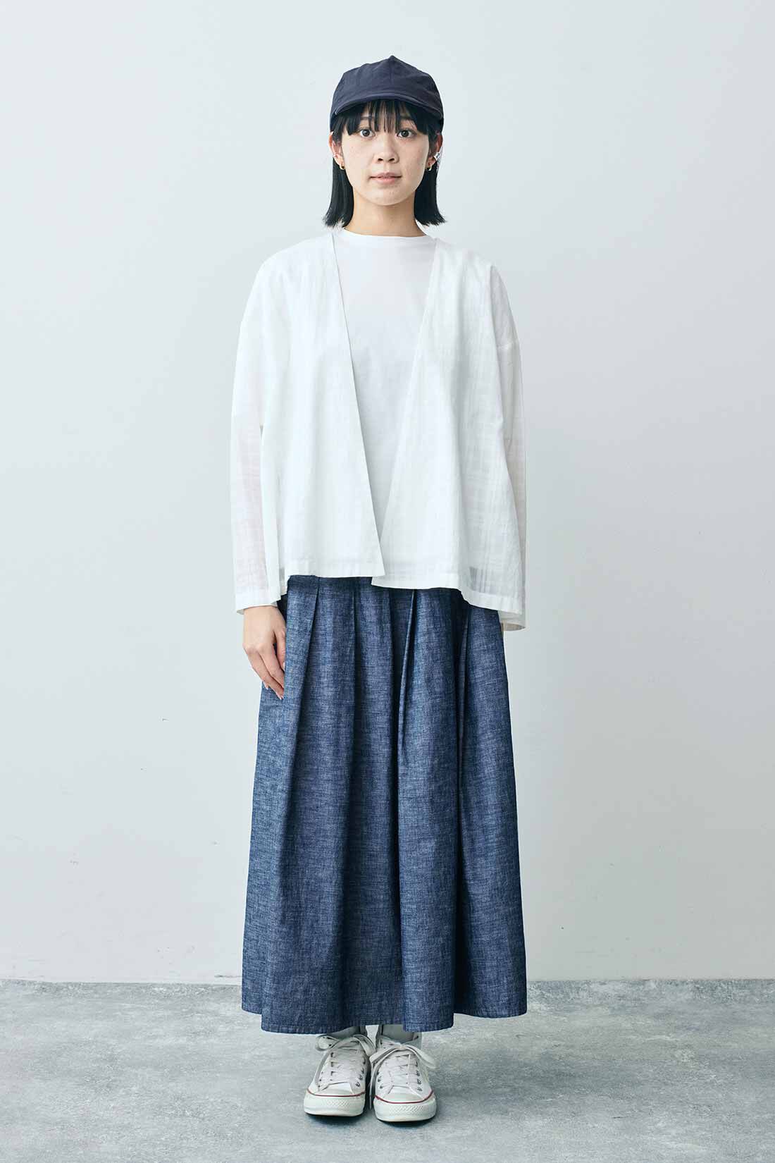 THREE FIFTY STANDARD|金子さんコットンカーディガンＷＨ　ＴＦＳとインディゴブルーのギャザースカート　ＴＦＳと金子さんコンパクトキャップＧＹ　ＴＦＳのコーディネート|モデル身長：163cm 着用サイズ：M