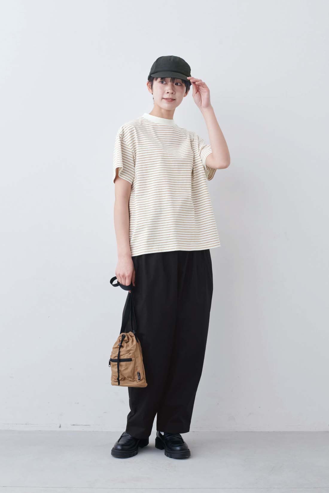 THREE FIFTY STANDARD［スリーフィフティースタンダード］|THREE FIFTY STANDARD　ラフなシルエットのテーパードパンツ〈ブラック〉|モデル身長：163cm　着用サイズ：M