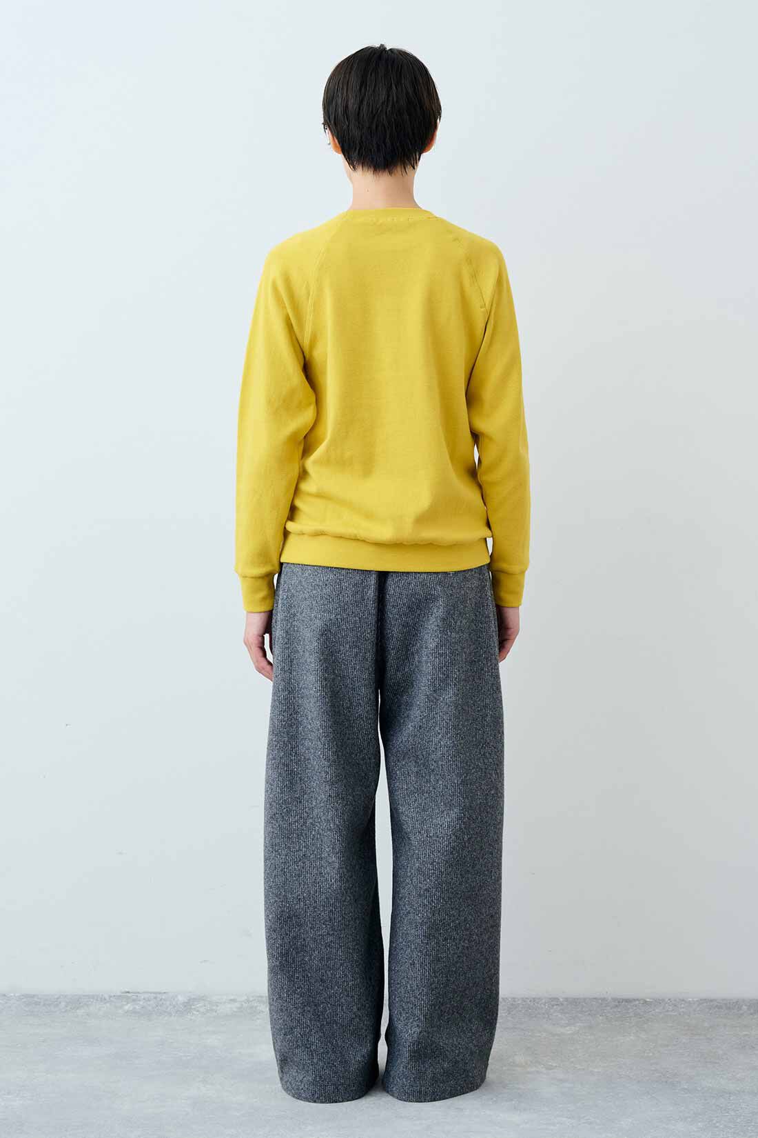 THREE FIFTY STANDARD|フライス編みのストレッチラグランスリーブTシャツの会と小谷 実由さんと作った チェック柄のワイドパンツ〈グレー〉のコーディネート|モデル身長：163cm 着用サイズ：M