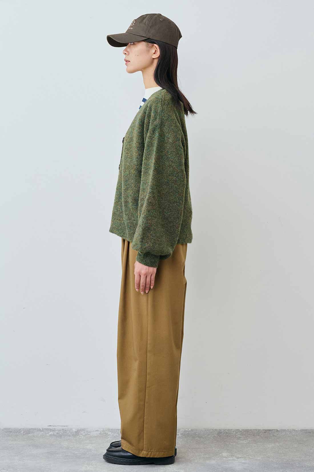 THREE FIFTY STANDARD|綿100％ クルーネックのパネルボーダーTシャツとウール混 Vネックカーディガン〈モスグリーン〉とカジュアルすぎないチノパンツ〈キャメル〉のコーディネート