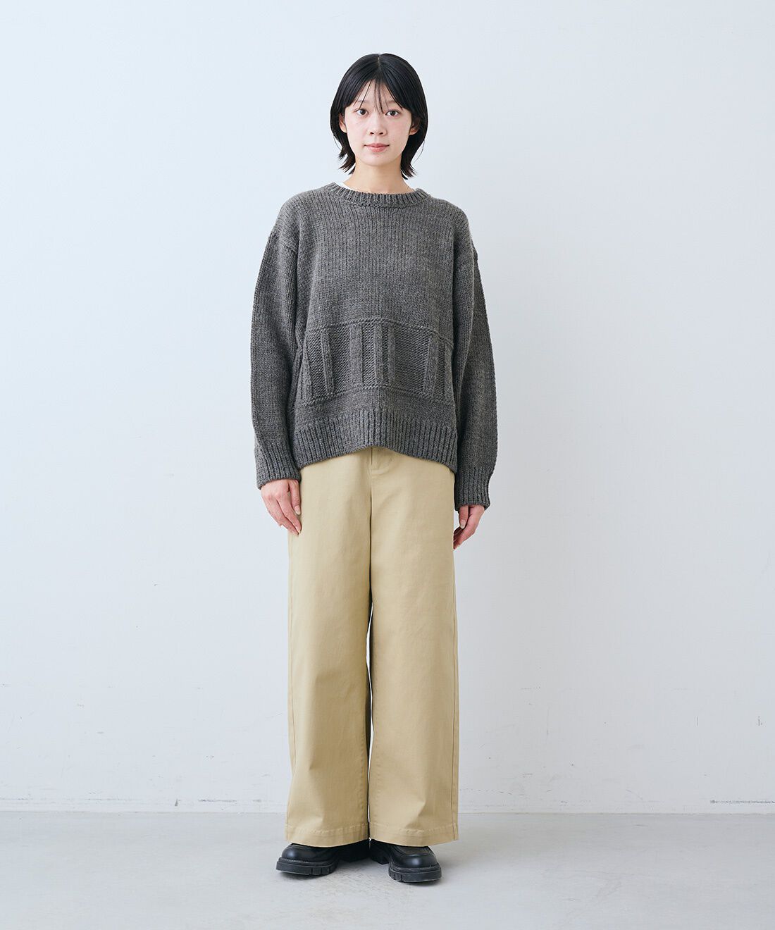 THREE FIFTY STANDARD［スリーフィフティースタンダード］|小谷実由さんと作ったローゲージニット〈チャコールグレー〉のコーディネート