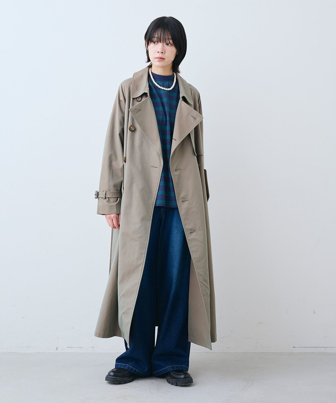 THREE FIFTY STANDARD［スリーフィフティースタンダード］|レトロなボーダーTシャツ　と11.5oz デニムのペインター パンツとレザーのワイド ボストンバッグ〈ブラック〉のコーディネート