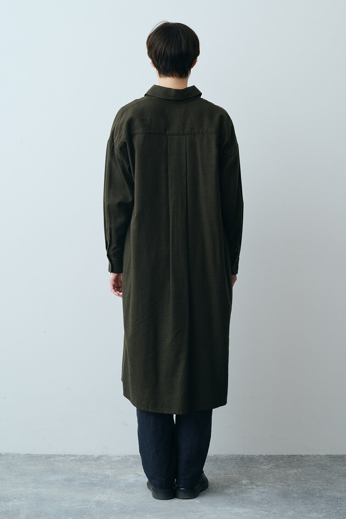 THREE FIFTY STANDARD|ミニチェックのシャツワンピースＫＨ　ＴＦＳとリネン混パンツダークネイビーＴＦＳのコーディネート