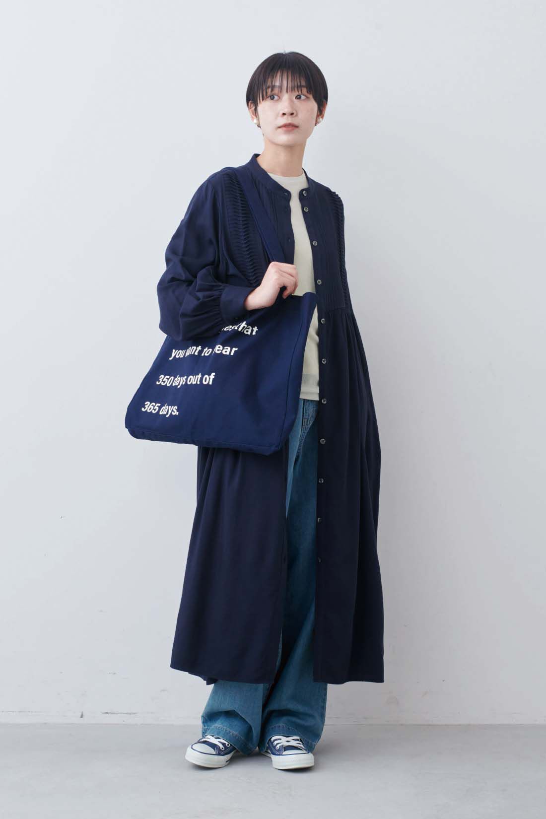 THREE FIFTY STANDARD［スリーフィフティースタンダード］|ピンタックのワンピース 〈ネイビー〉とシアーなカットソートップスの会とライトデニムのタックワイドパンツのコーディネート
