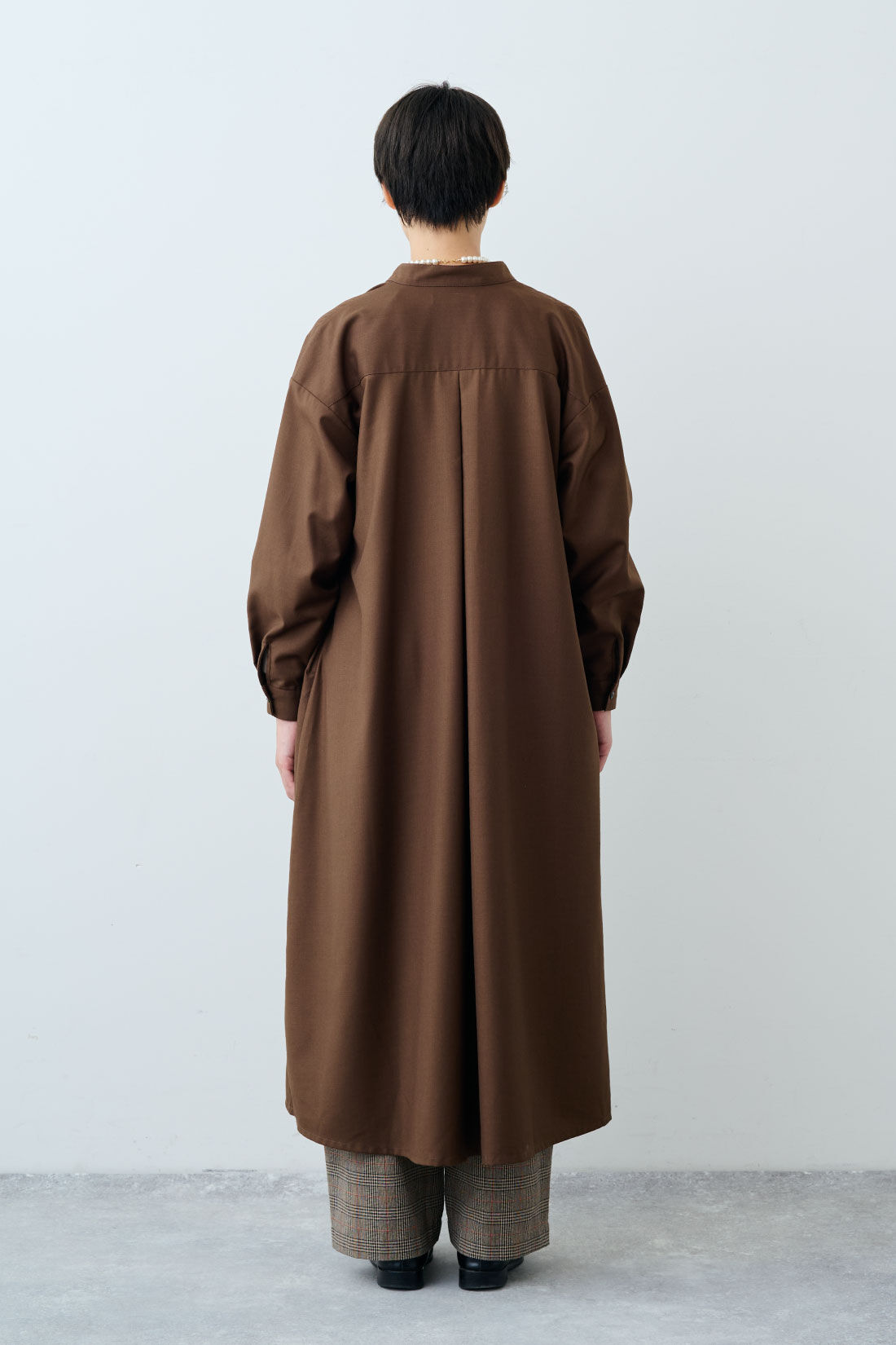 THREE FIFTY STANDARD|フレアーシルエットの比翼ワンピース〈マロンブラウン〉とフライス編みのストレッチラグランスリーブTシャツの会のコーディネート|モデル身長：163cm 着用サイズ：M