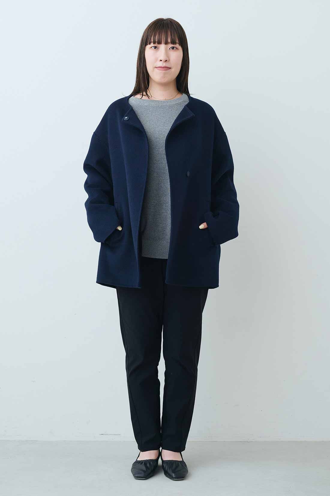 THREE FIFTY STANDARD［スリーフィフティースタンダード］|THREE FIFTY STANDARD リバー仕立てのウール混ノーカラーコート〈ネイビー〉|モデル身長：159cm　着用サイズ：M