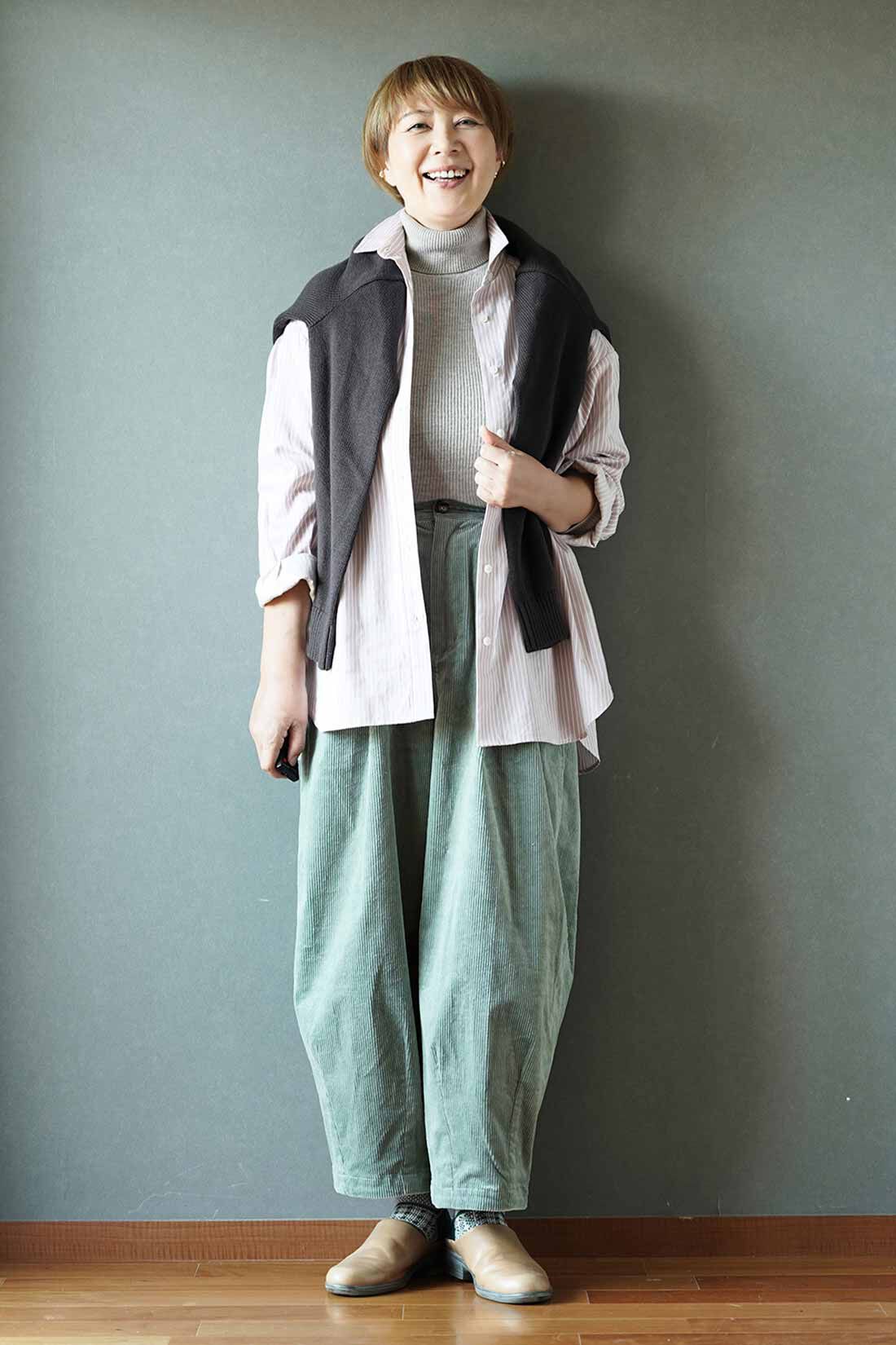 THREE FIFTY STANDARD|ピンクのストライプワイドシャツのコーディネート|モデル身長：160cm 着用サイズ：M