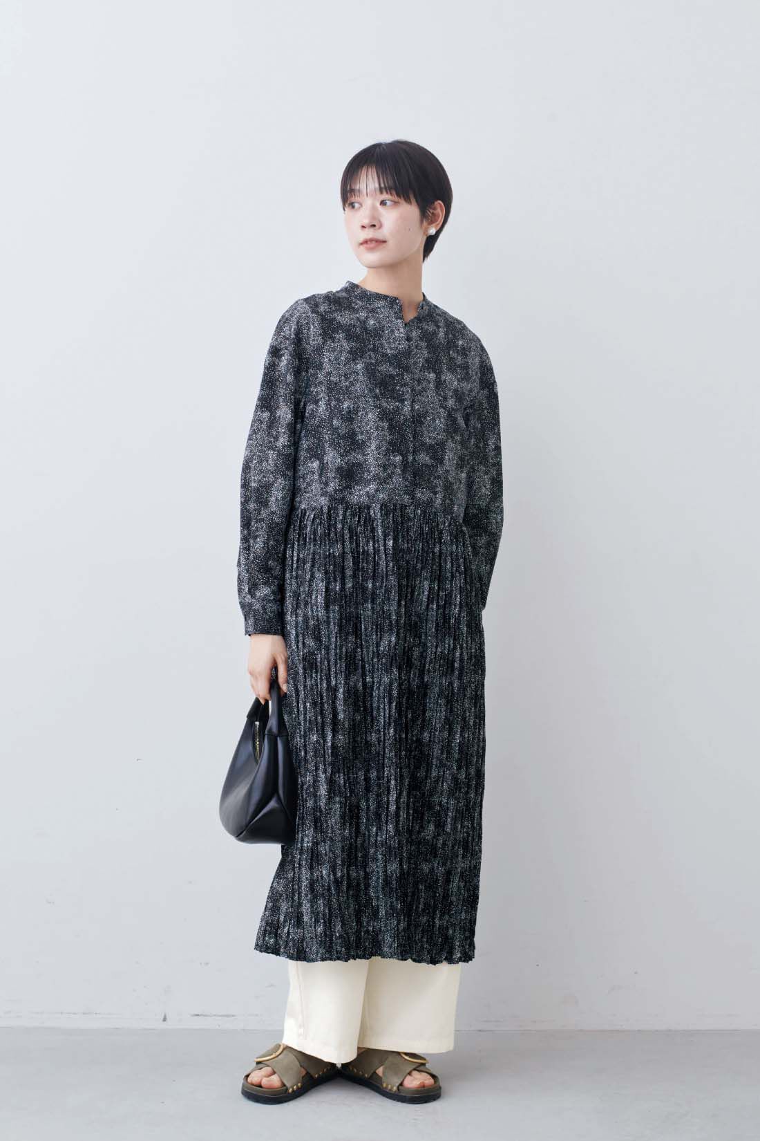 THREE FIFTY STANDARD|レオパード風ドット柄のワンピース〈ブラック〉とガラスパールのイヤアクセサリーのコーディネート