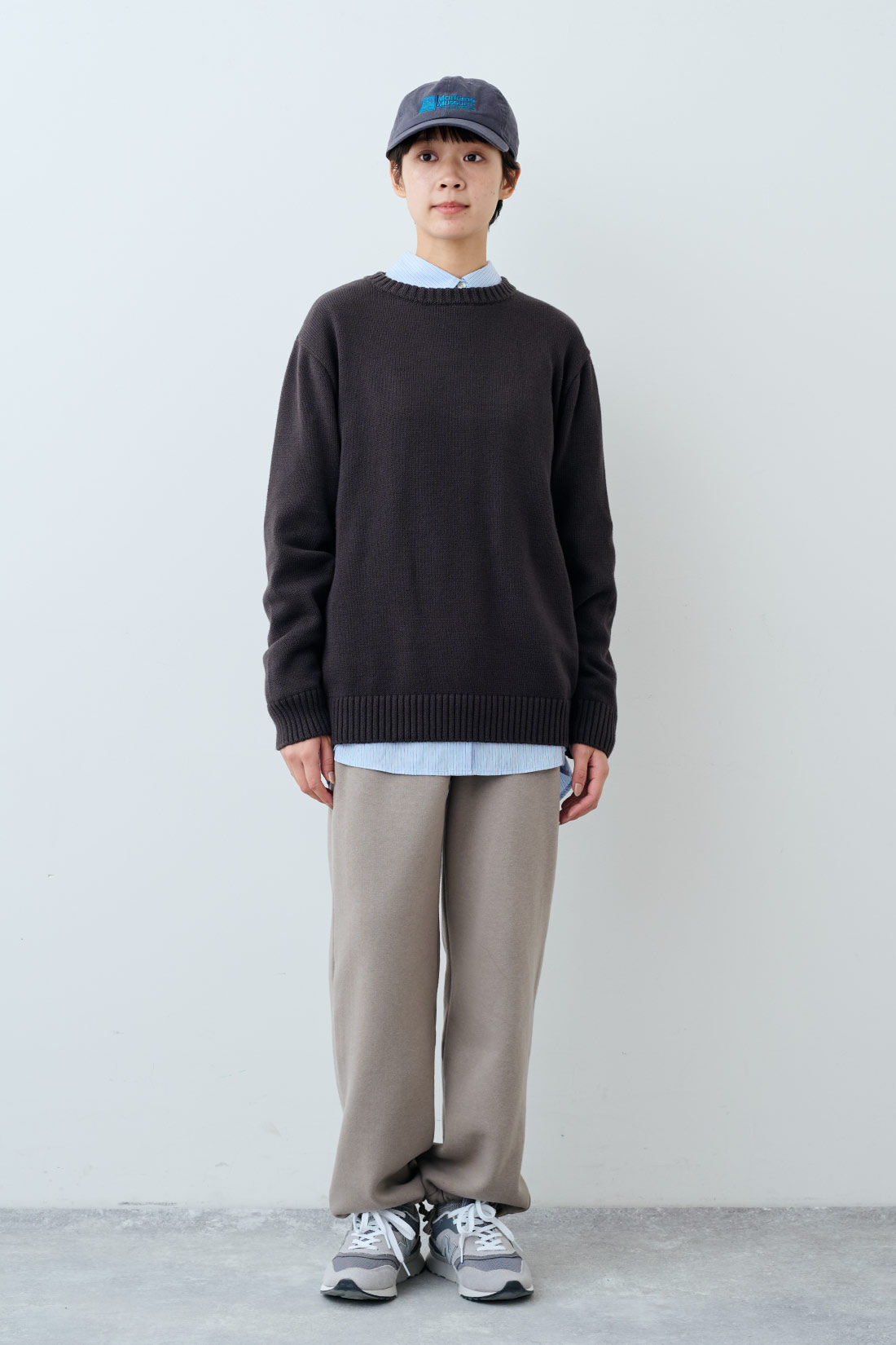 THREE FIFTY STANDARD|ふんわり無撚糸のコットンセーター〈ダークブラウン〉と小谷 実由さんと作った ストライプのシャツ〈ブルー〉のコーディネート|モデル身長：163cm 着用サイズ：M