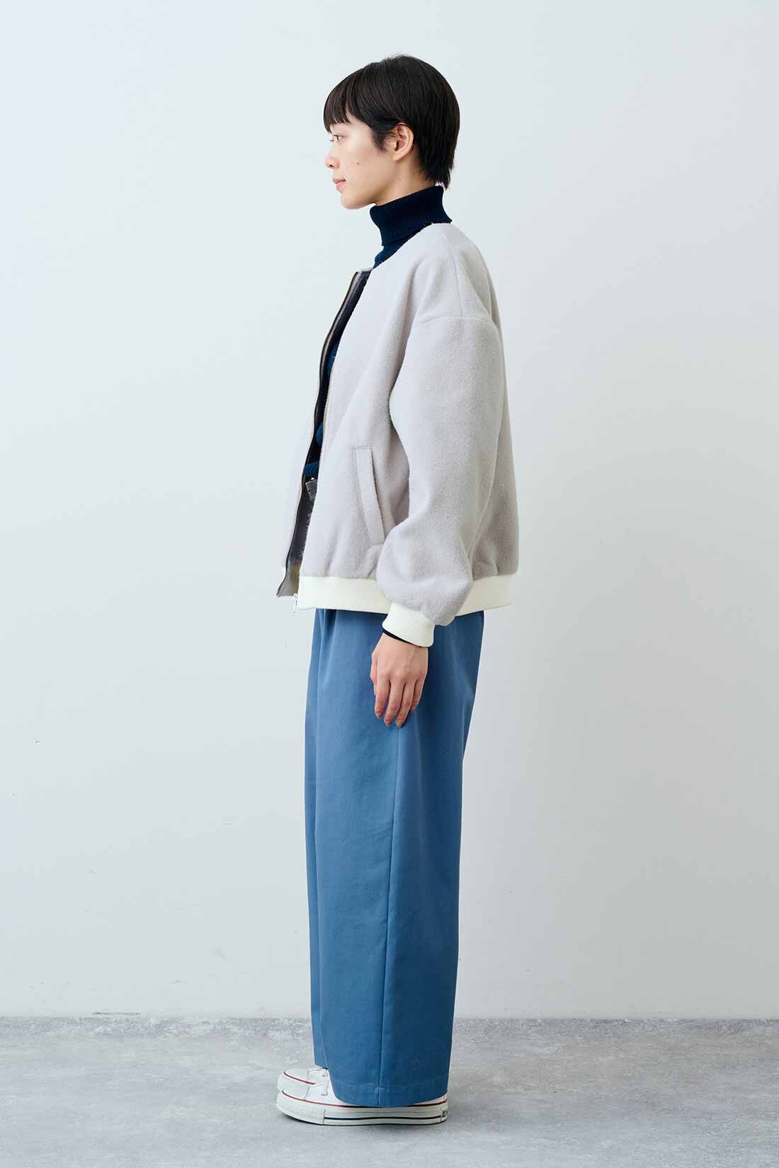 THREE FIFTY STANDARD|コットン100％のリブタートルとグレイッシュブルーのタックワイドパンツのコーディネート|モデル身長：163cm 着用サイズ：M