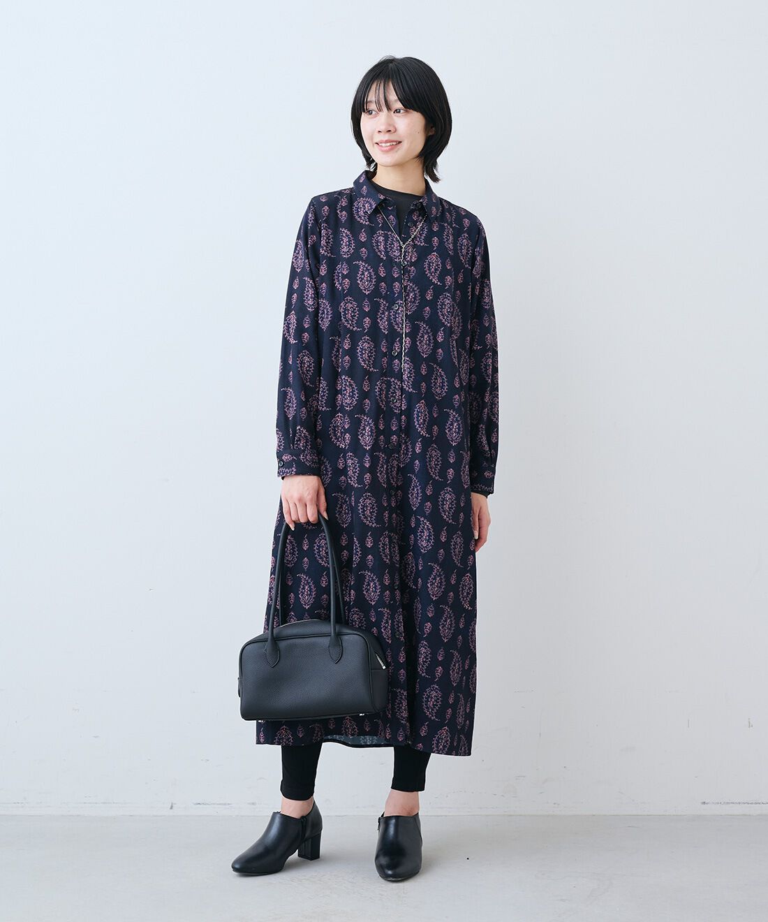 THREE FIFTY STANDARD［スリーフィフティースタンダード］|さらっとした肌触りのウール混Tシャツとやさしい肌ざわりシルク混 レギンスとレザーのワイド ボストンバッグ〈ブラック〉のコーディネート