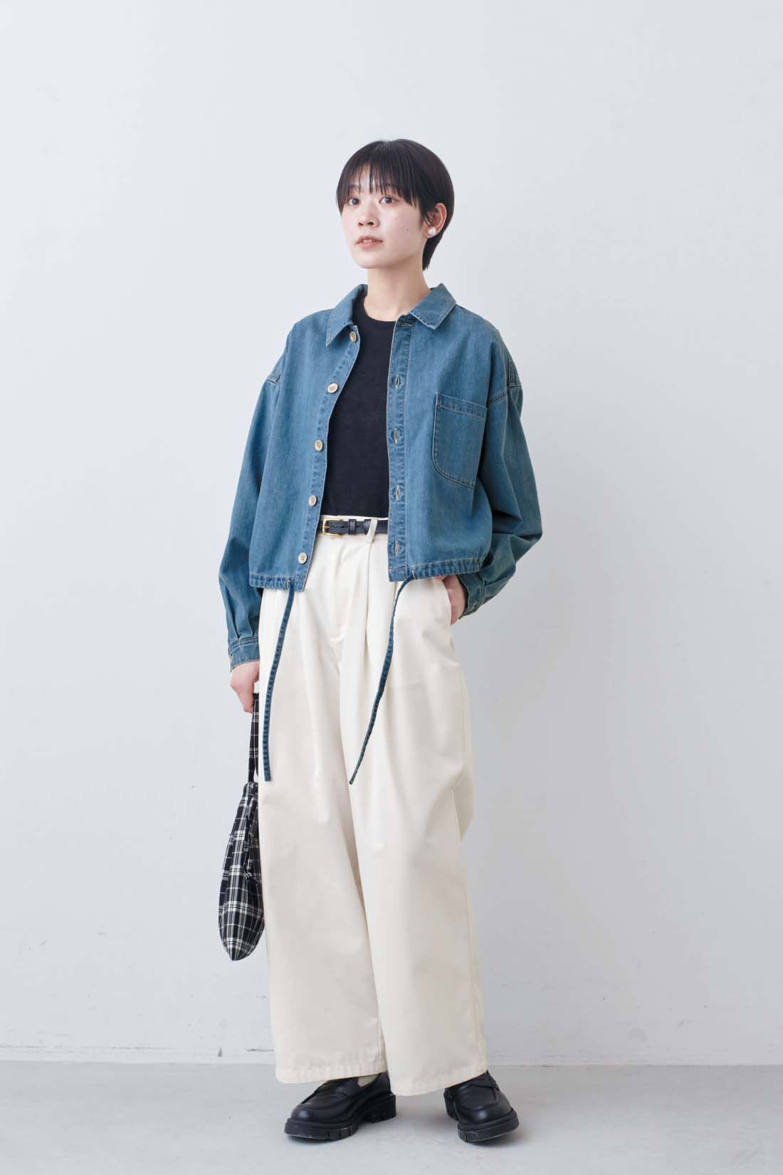 THREE FIFTY STANDARD|シアーなカットソートップスの会とカジュアルすぎないチノパンツ〈アイボリー〉のコーディネート