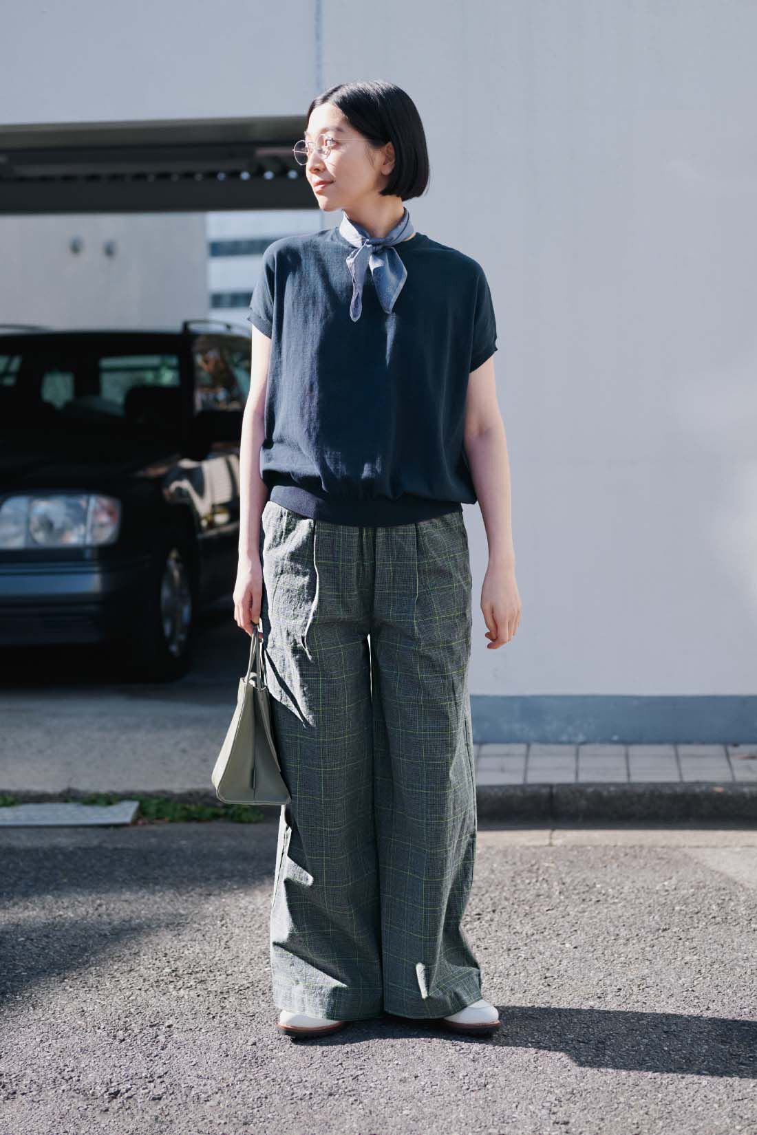 THREE FIFTY STANDARD|コットン100％のニットプルオーバーの会とグリーンラインのチェックパンツのコーディネート