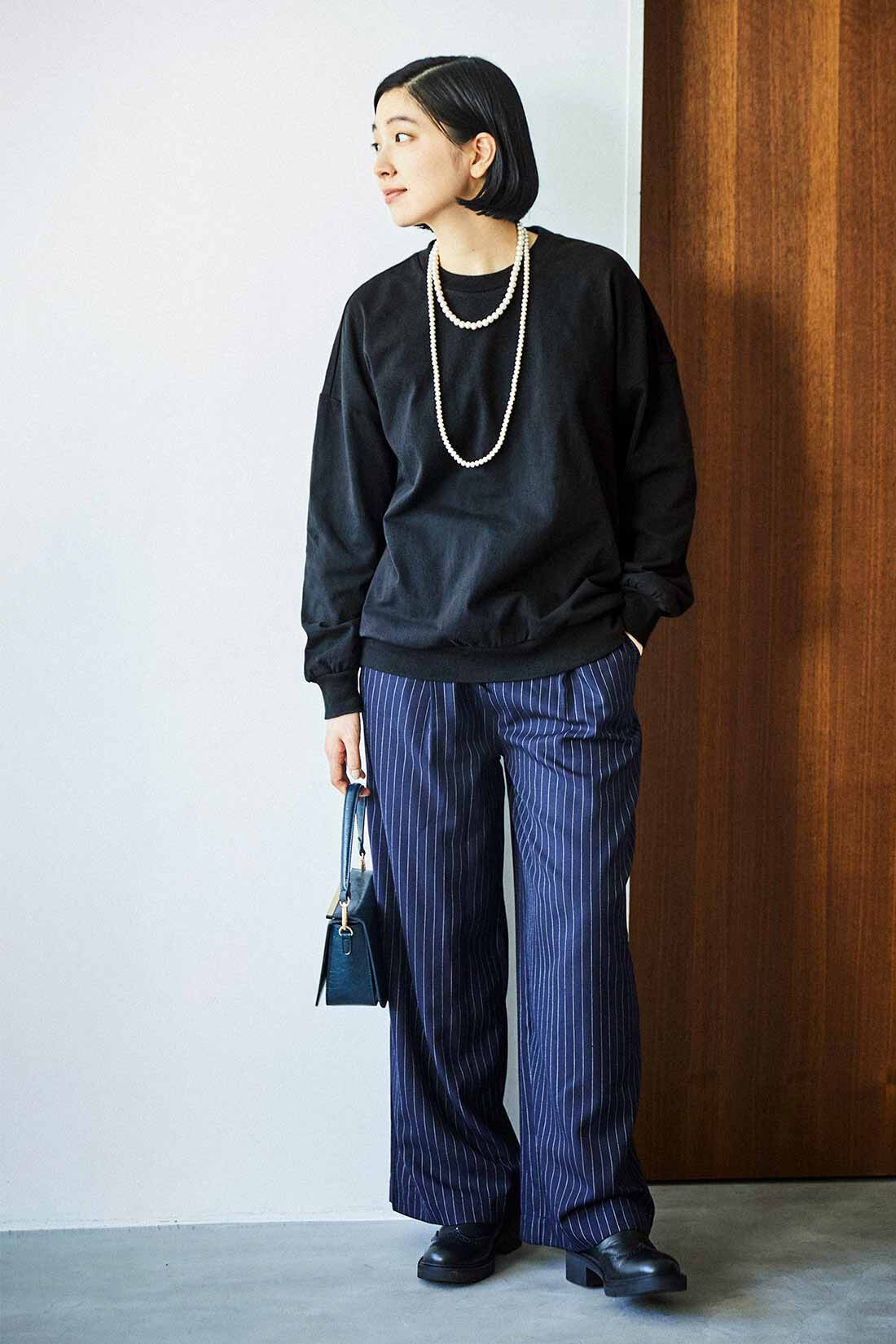 THREE FIFTY STANDARD|綿100％ トレーナーみたいなTシャツ〈ブラック〉とウエスト総ゴム ピンストライプのワイドパンツ〈ネイビー〉と桜の木のウッドパールロングネックレスのコーディネート