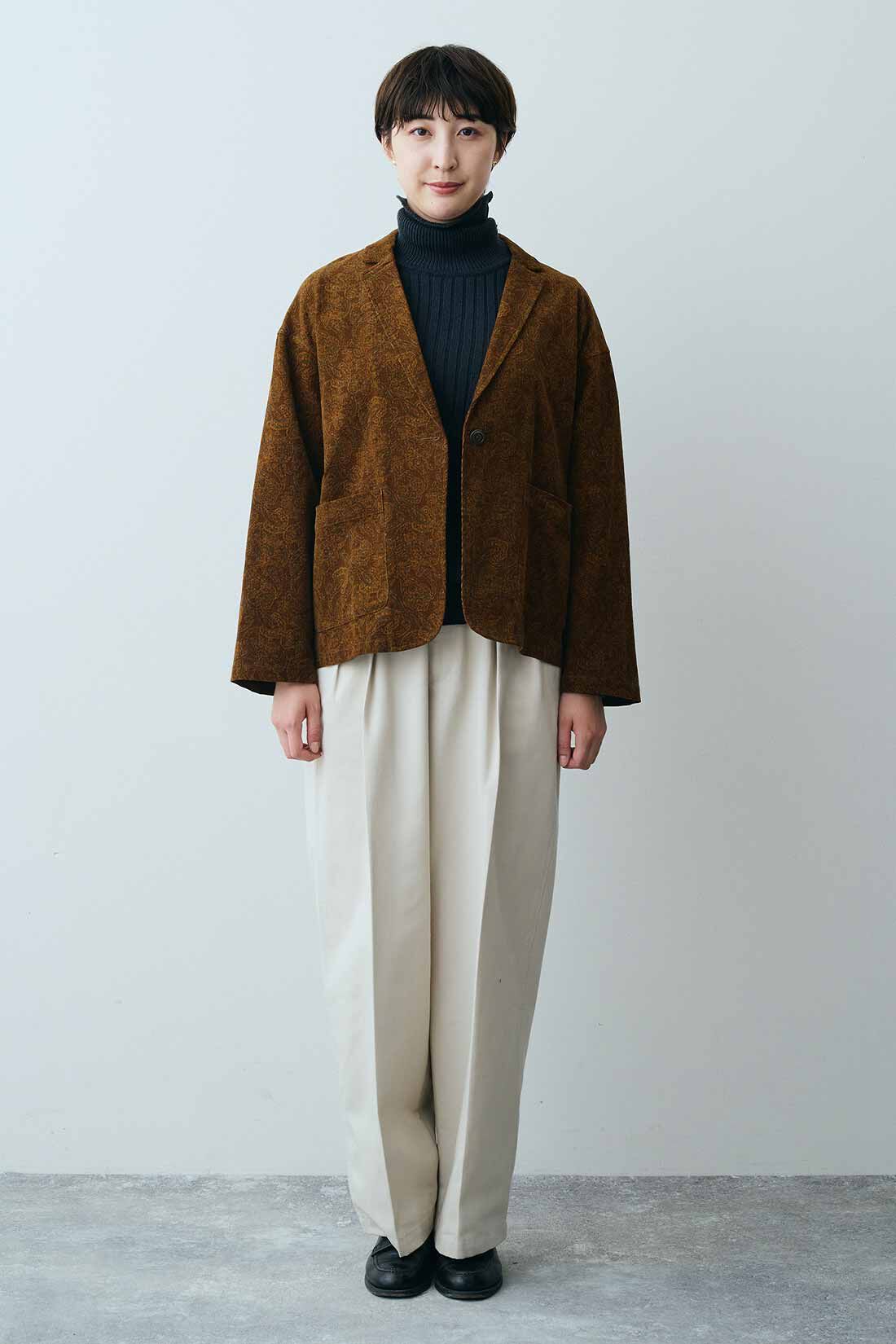 THREE FIFTY STANDARD［スリーフィフティースタンダード］|コットン１００％リブタートルＴＦＳとスタンダードなチノパンツライトベージュ　ＴＦＳのコーディネート