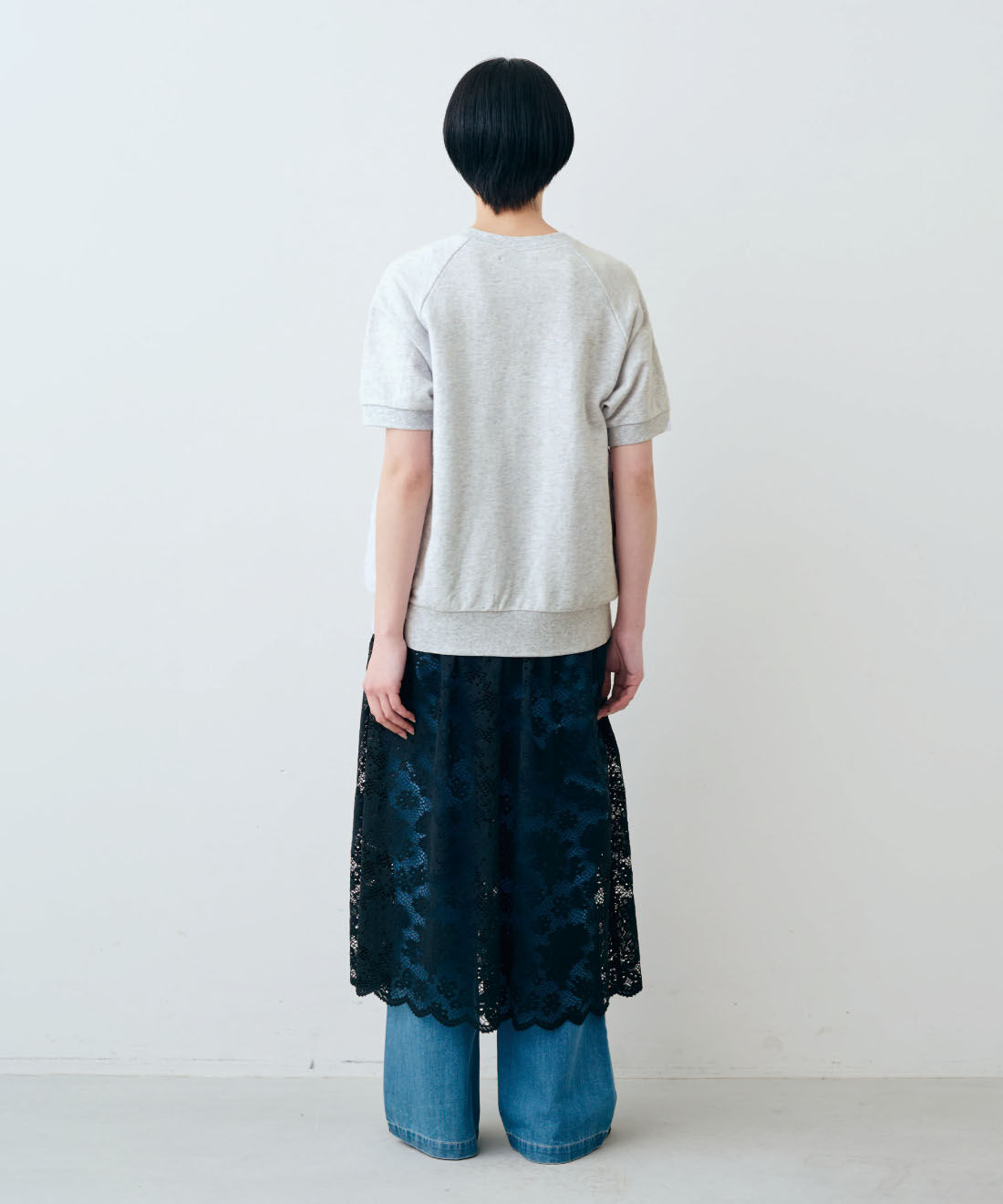 THREE FIFTY STANDARD［スリーフィフティースタンダード］|ペチコート付き レース ギャザースカート 〈ブラック〉とライトデニムのタックワイドパンツのコーディネート