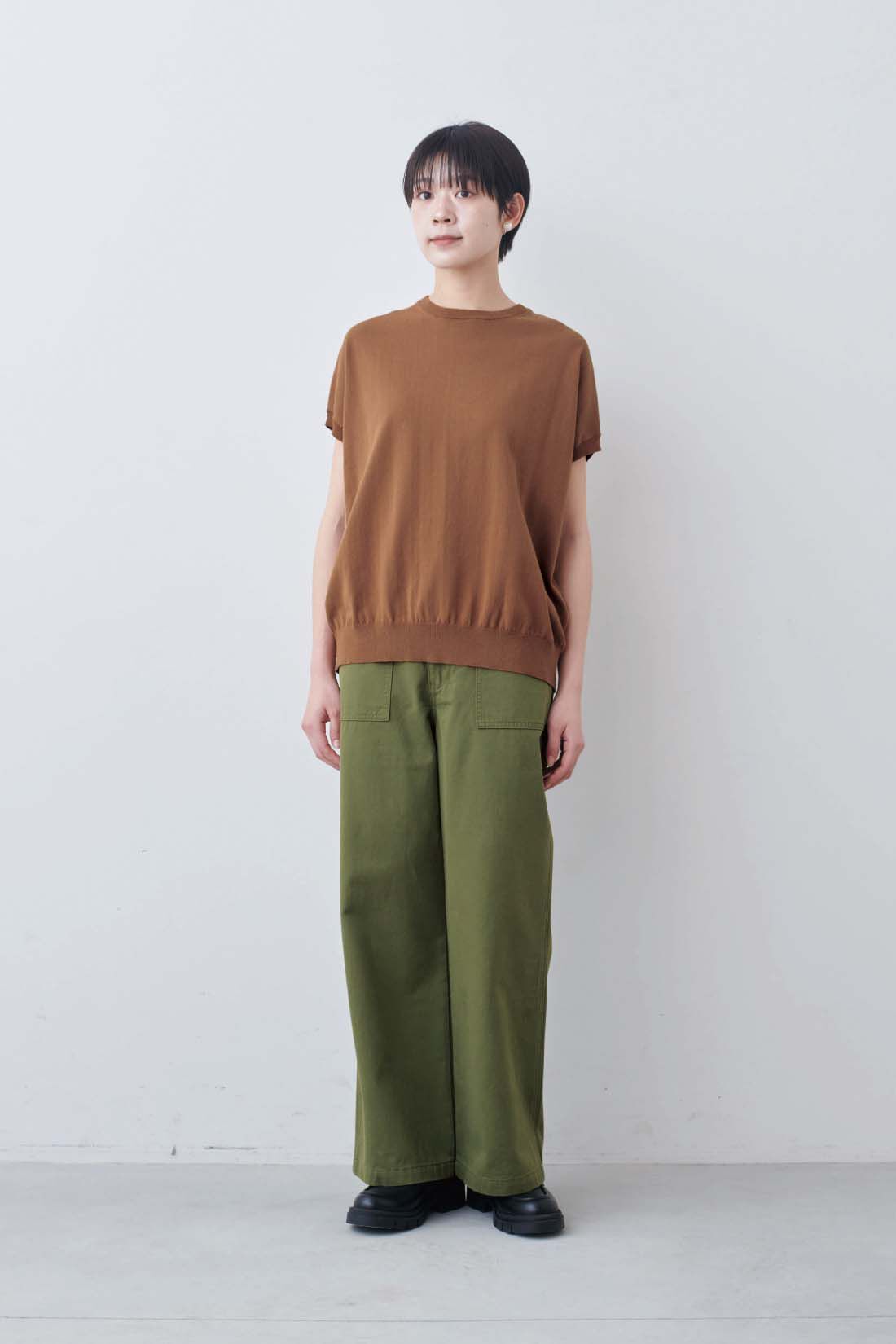 THREE FIFTY STANDARD|ベーシックなベイカーパンツ〈カーキグリーン〉のコーディネート