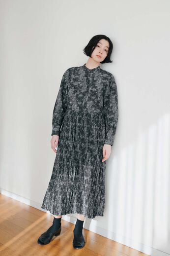 THREE FIFTY STANDARD［スリーフィフティースタンダード］ | レオパード風ドット柄のワンピース〈ブラック〉