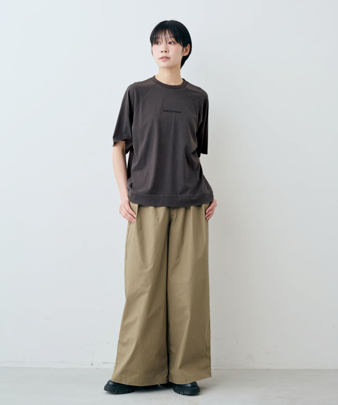 THREE FIFTY STANDARD|綿100％ 上品 接触冷感素材 ワイドパンツ 〈カーキベージュ〉のコーディネート