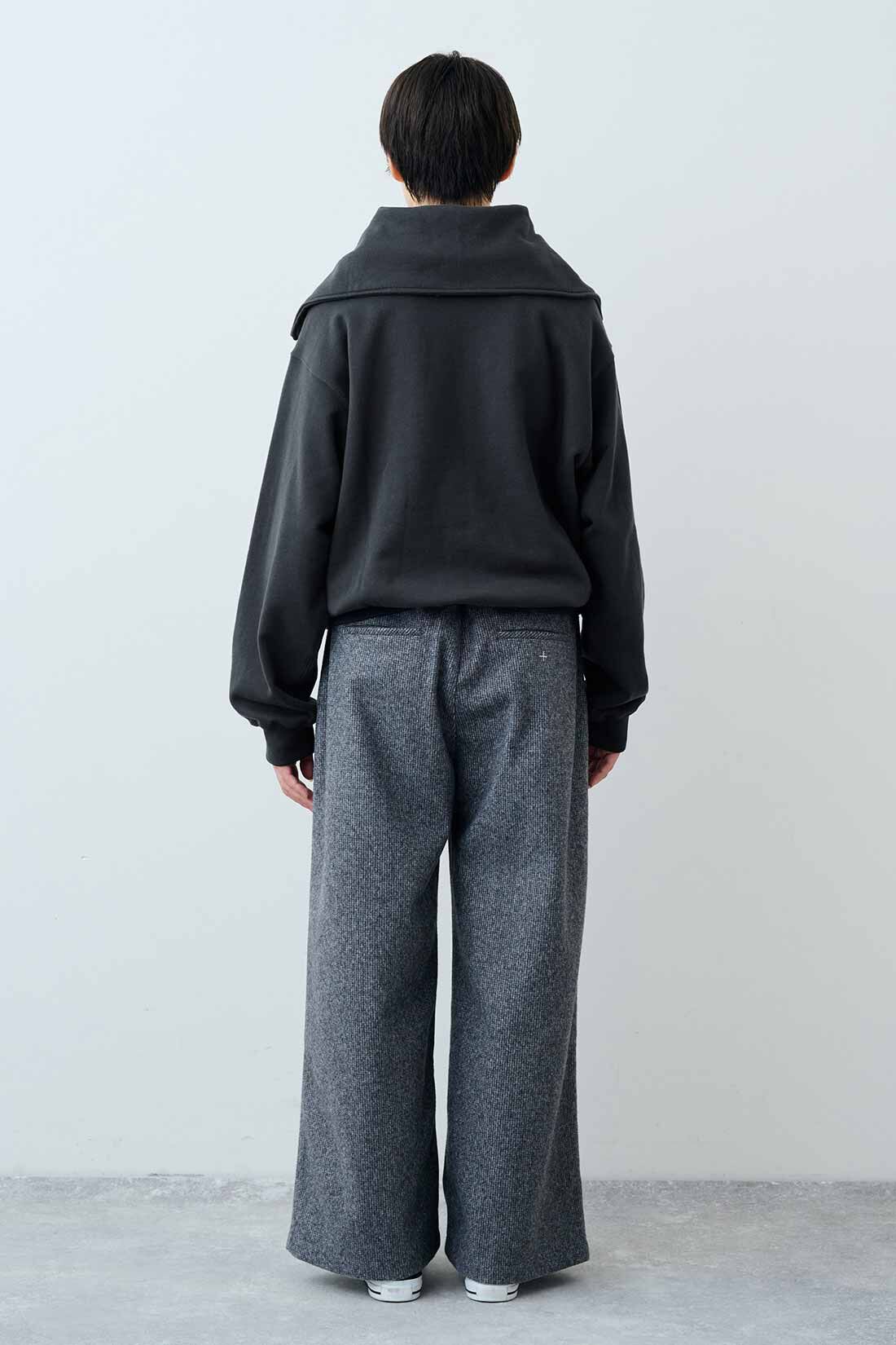 THREE FIFTY STANDARD|フライス編みのストレッチラグランスリーブTシャツの会と小谷 実由さんと作った チェック柄のワイドパンツ〈グレー〉のコーディネート|モデル身長：163cm 着用サイズ：M