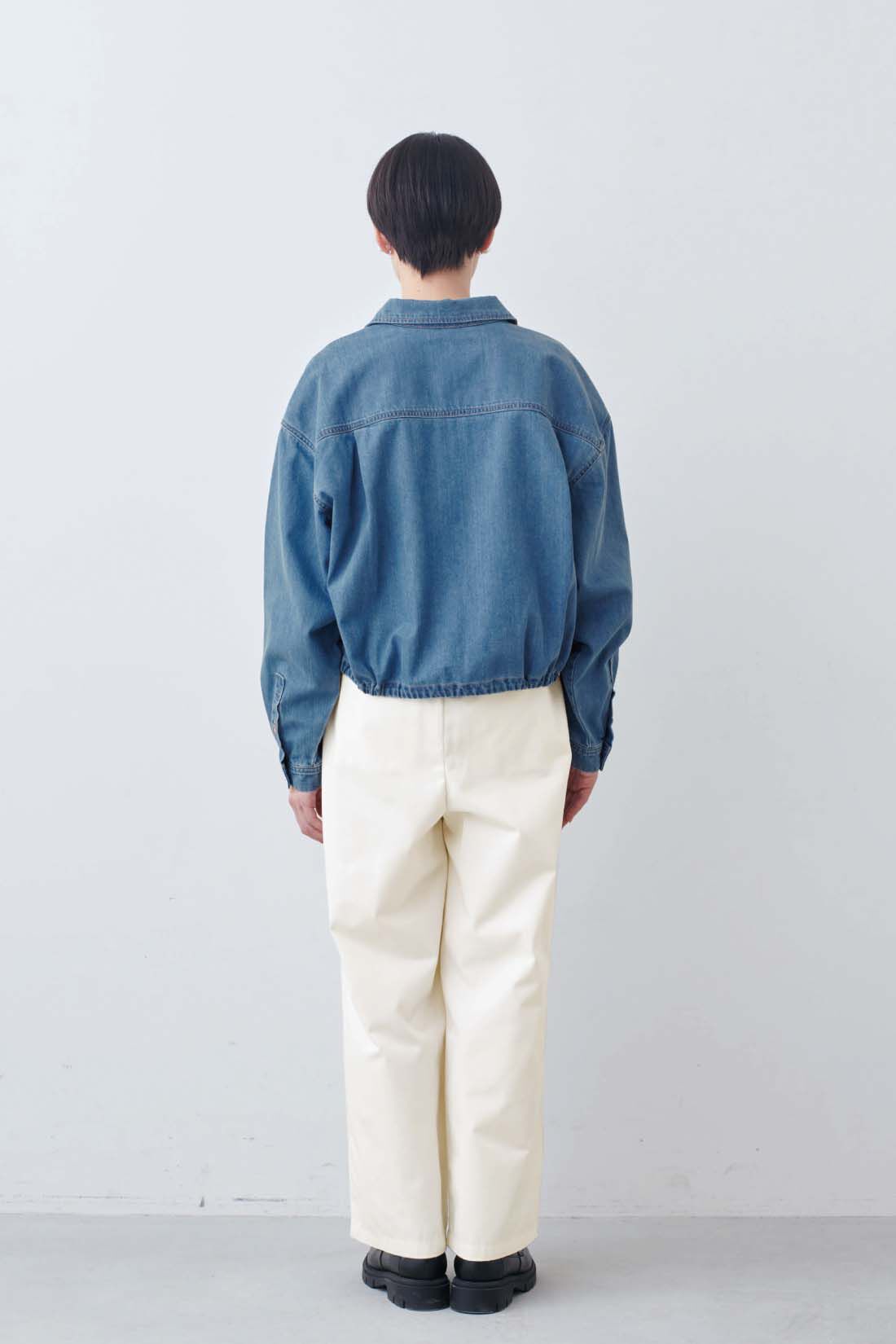 THREE FIFTY STANDARD|シアーなカットソートップスの会とカジュアルすぎないチノパンツ〈アイボリー〉のコーディネート